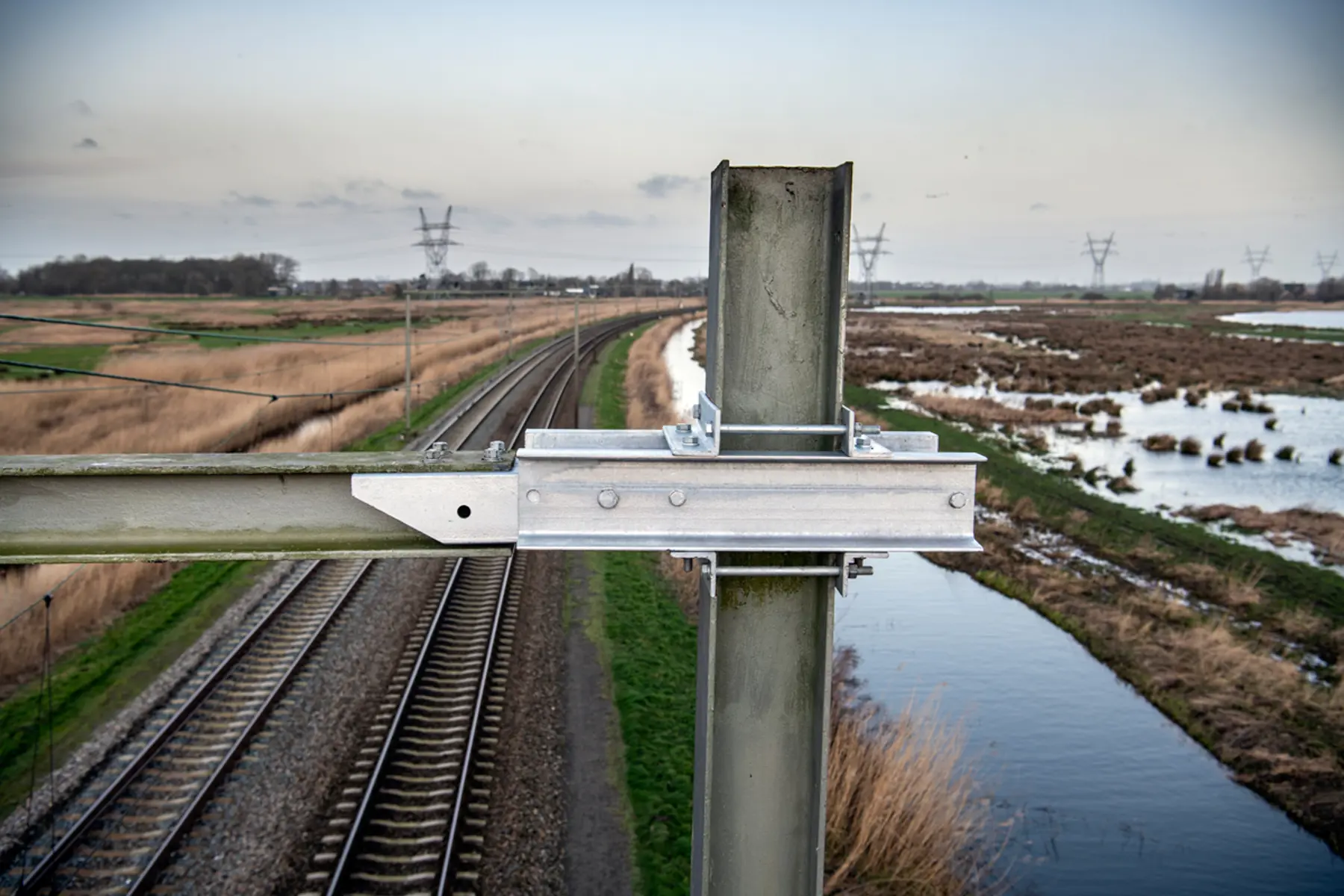 Dit zijn de balkpaal-aansluiten van de bovenleidingsportalen.