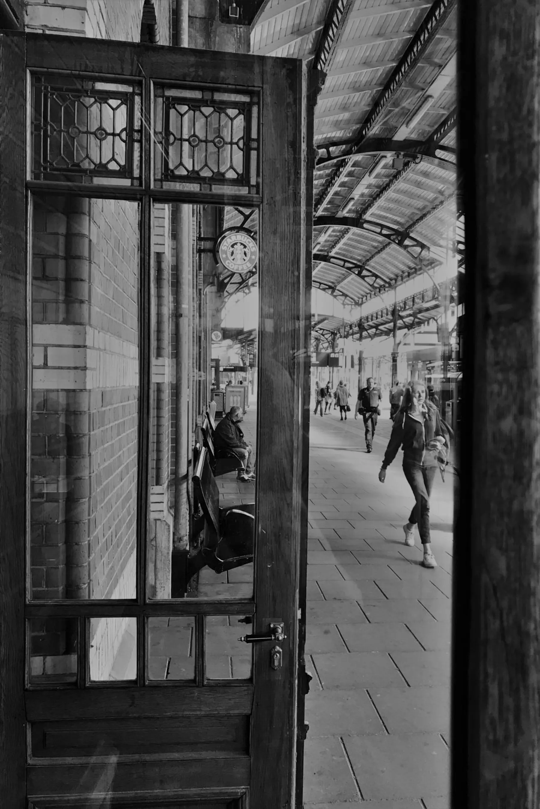 De gebogen perronkappen vormen een geheel met de stationsgebouwen en geven het hele station een sfeervolle historische uitstraling.