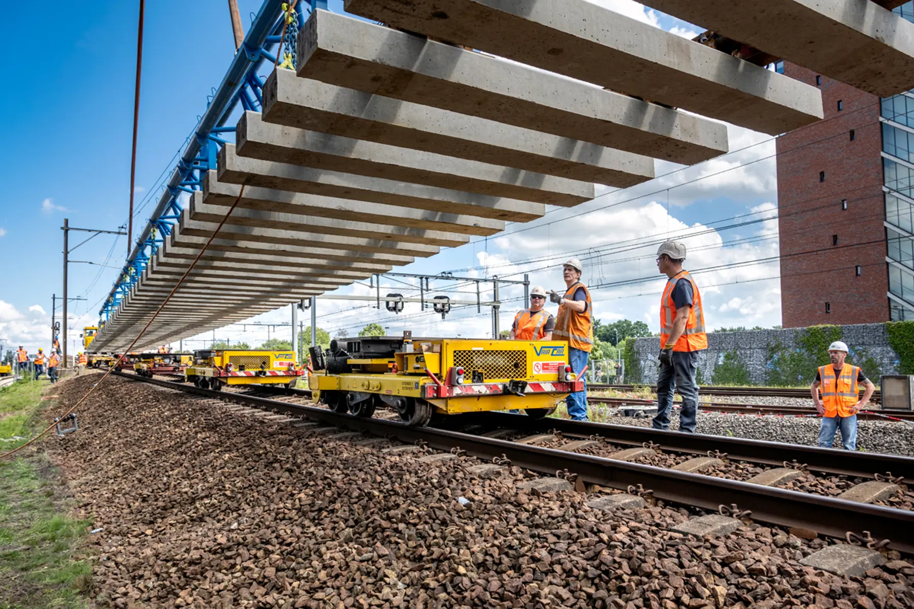 Een van de nieuwe wissels bij Amersfoort ligt bijna op zijn plaats