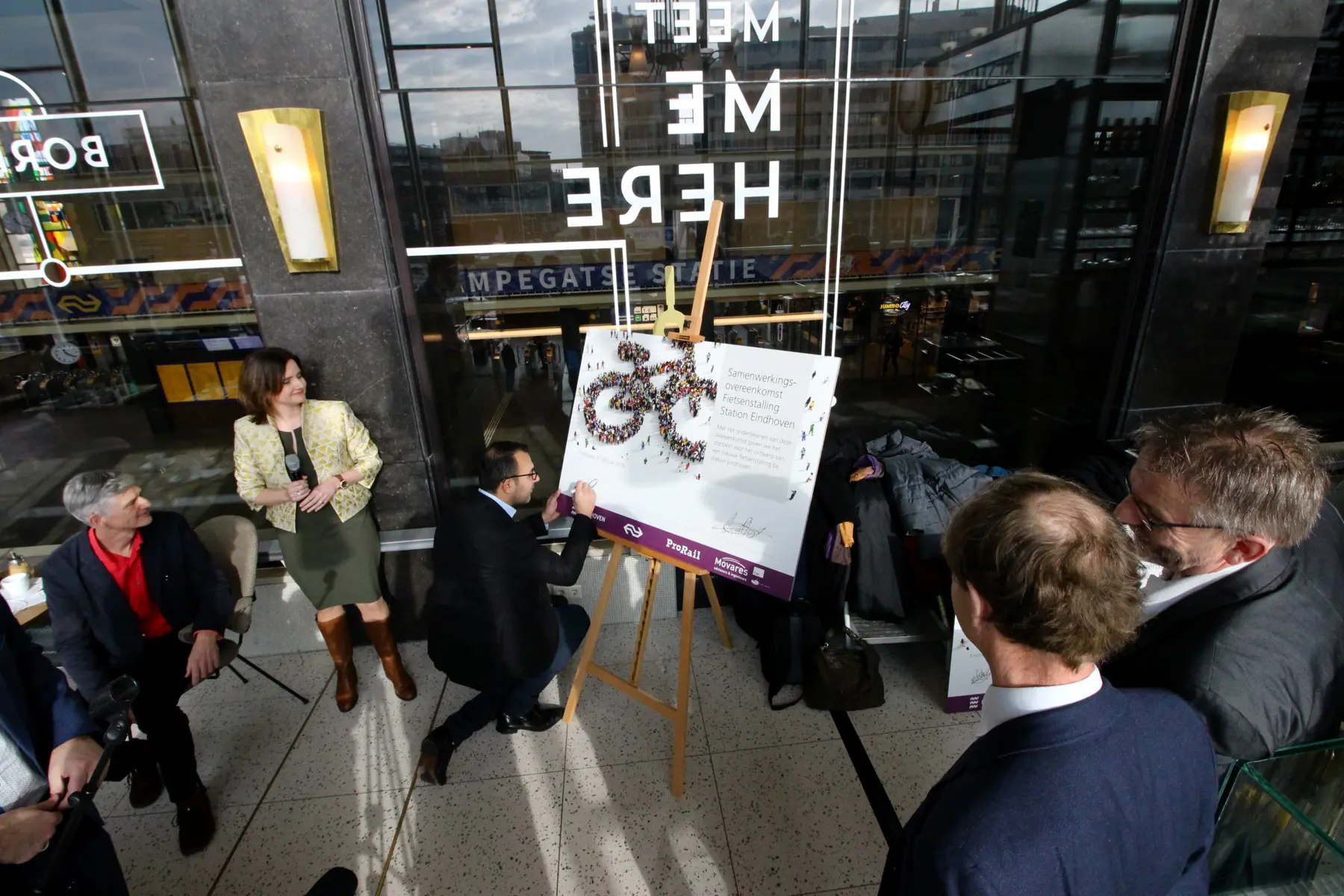 Wethouder Eindhoven zet handtekening 