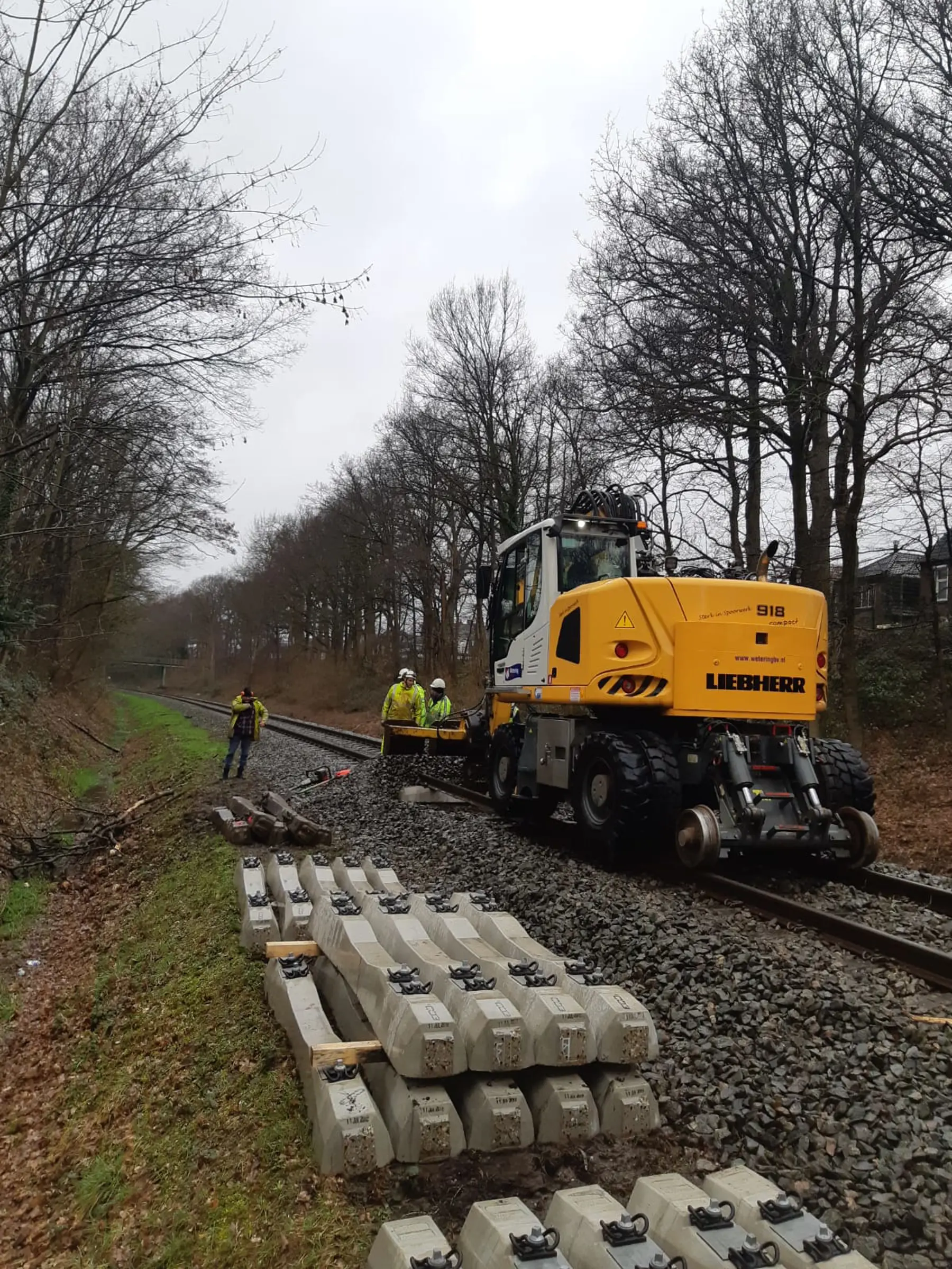 Kraan voor werkzaamheden is ter plaatse en vervangen dwarsliggers gestart.