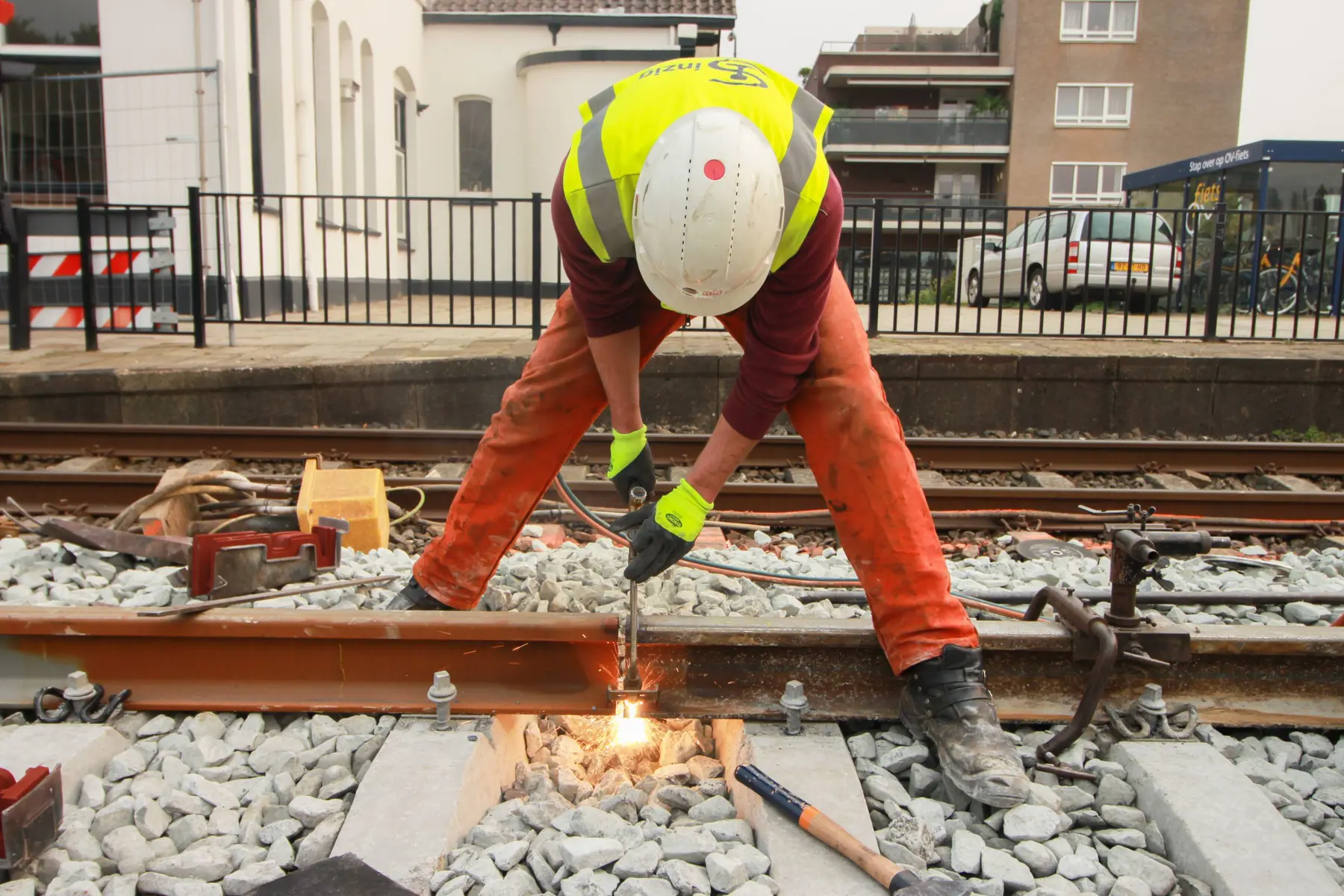 Een medewerker van Swietelsky last het spoor aan elkaar