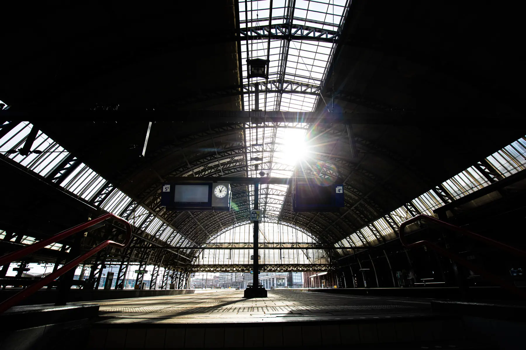 Een leeg station Amsterdam Centraal