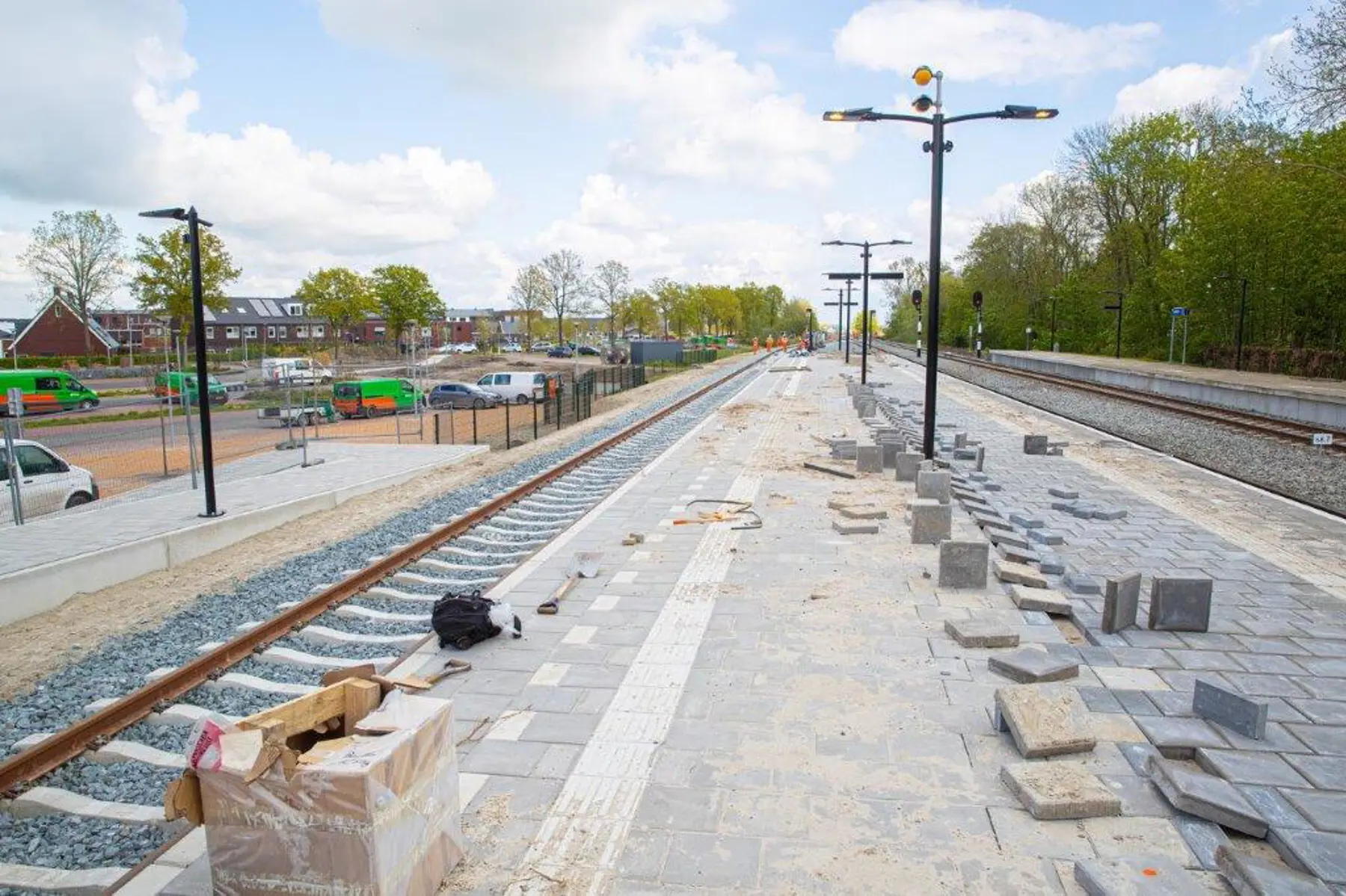 Extra perron en een keerspoor gemaakt voor de pendeltrein Zuidhorn - Groningen. Ook is het bestaande perron verlengd zodat straks langere treinen kunnen halteren.