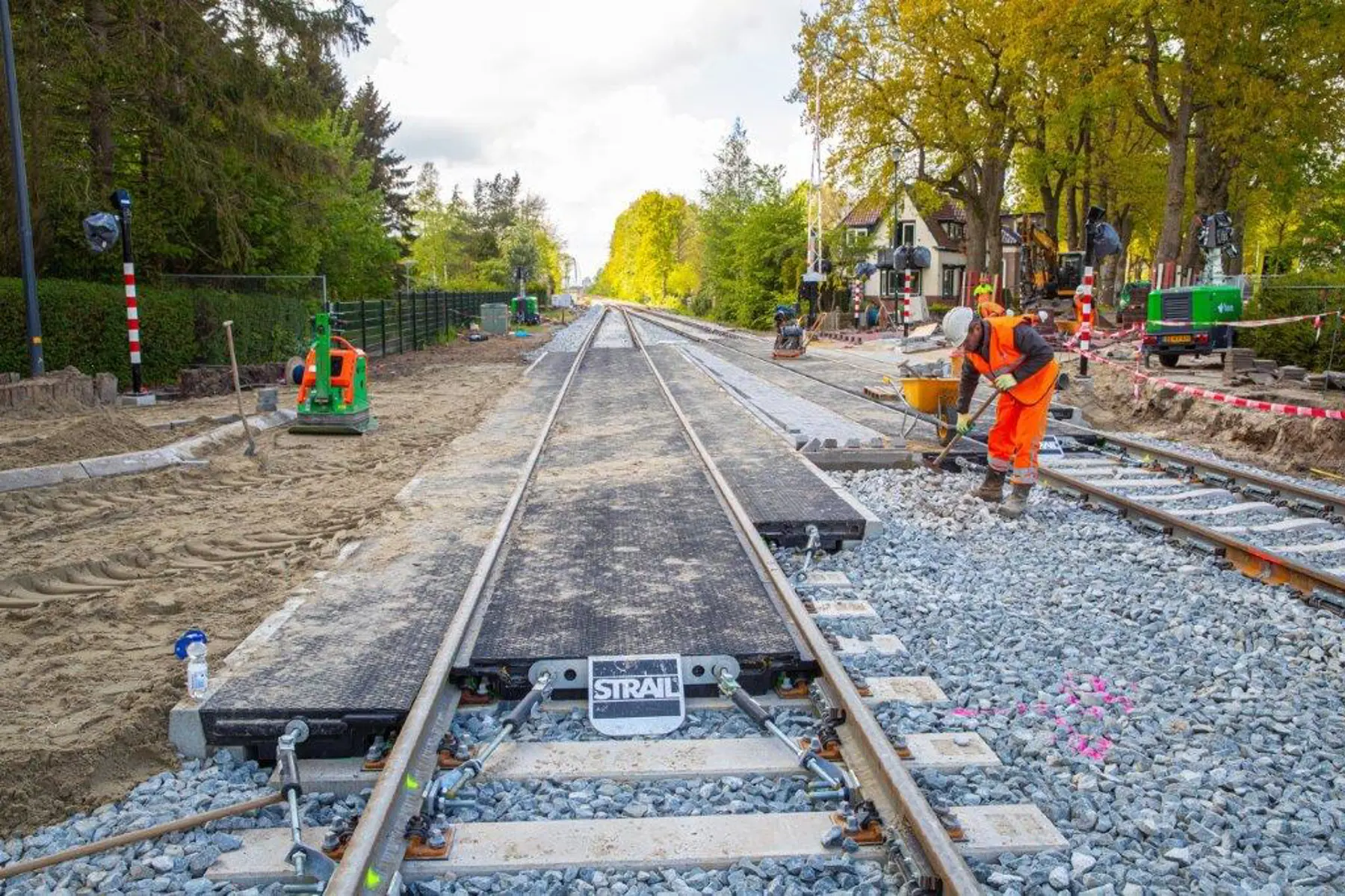 Werkzaamheden bij spoorovergang De Gast. De overweg is vernieuwd en er is een nieuw overpad voor voetgangers en fietsers gerealiseerd.