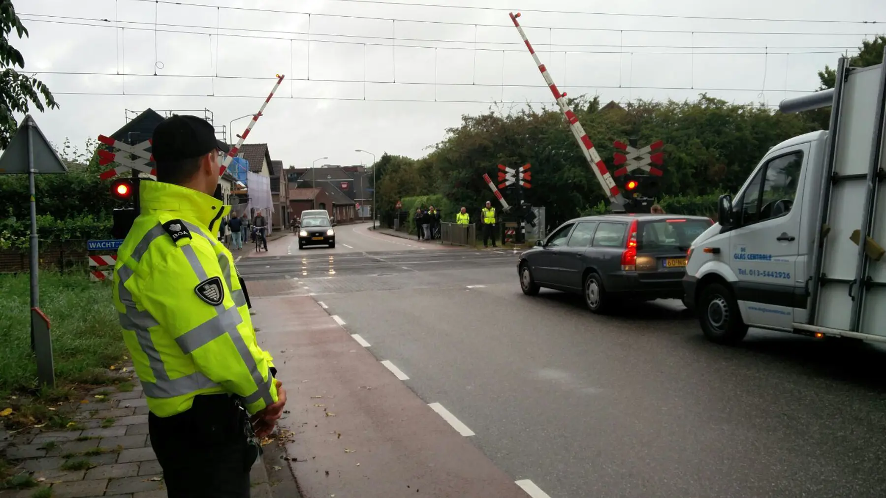 De incidentbestrijders van PRoRail houden 6 september 2017 toezicht op de overweg in Boxtel.