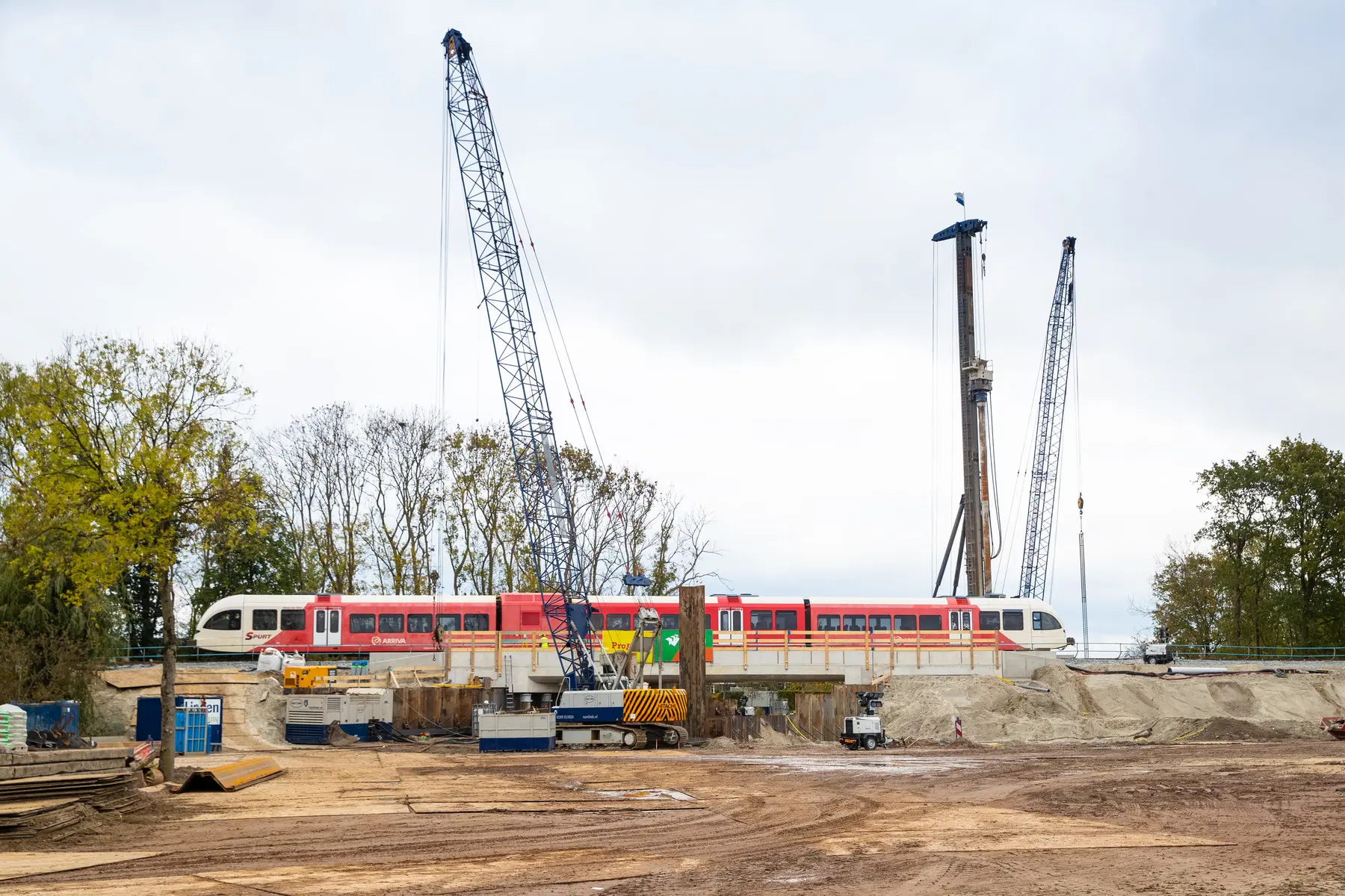 De Fanerweg bij Zuidhorn heeft een nieuwe spoorbrug. Treinverkeer rijdt er alweer overheen.