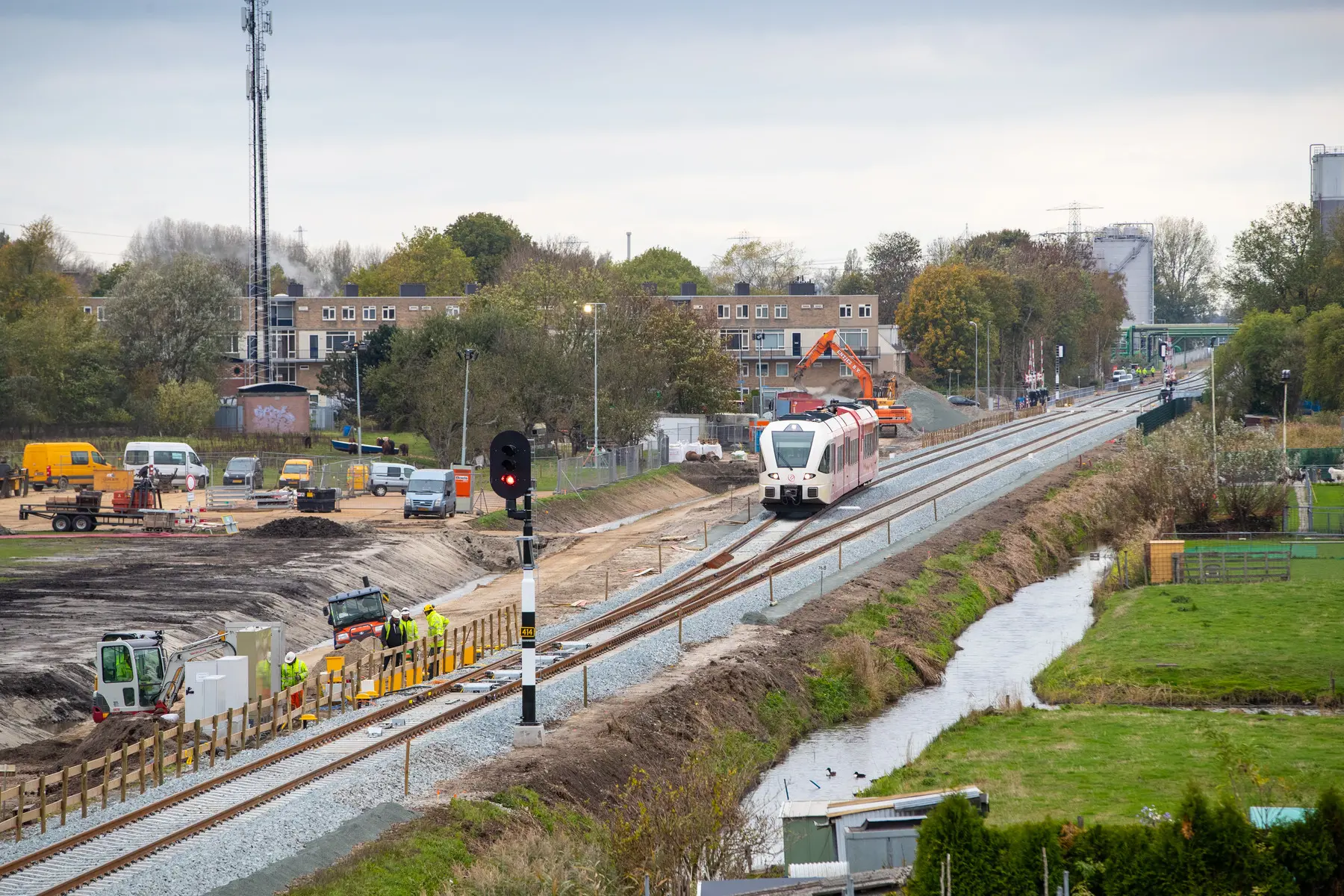 Het nieuwe hogesnelheidswissel bij Hoogkerk is hier zichtbaar in gebruik. 