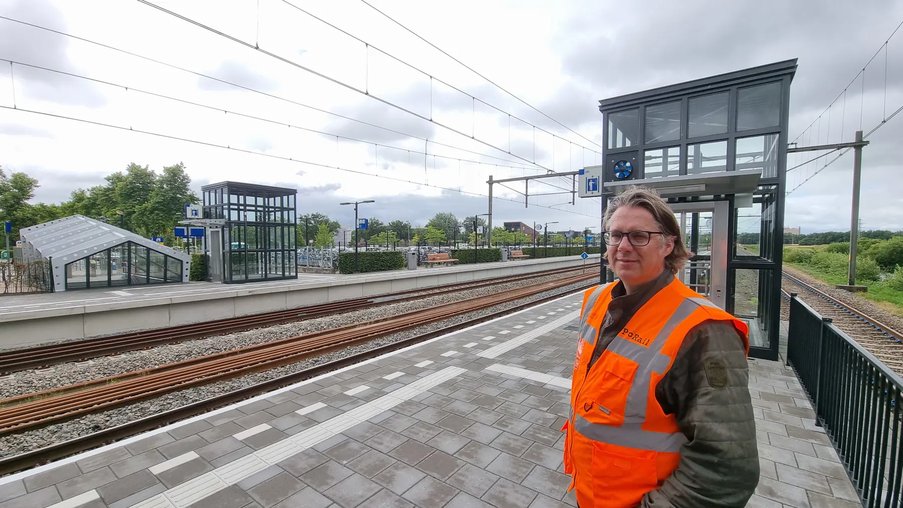 Rick Valk bij de lift op het perron