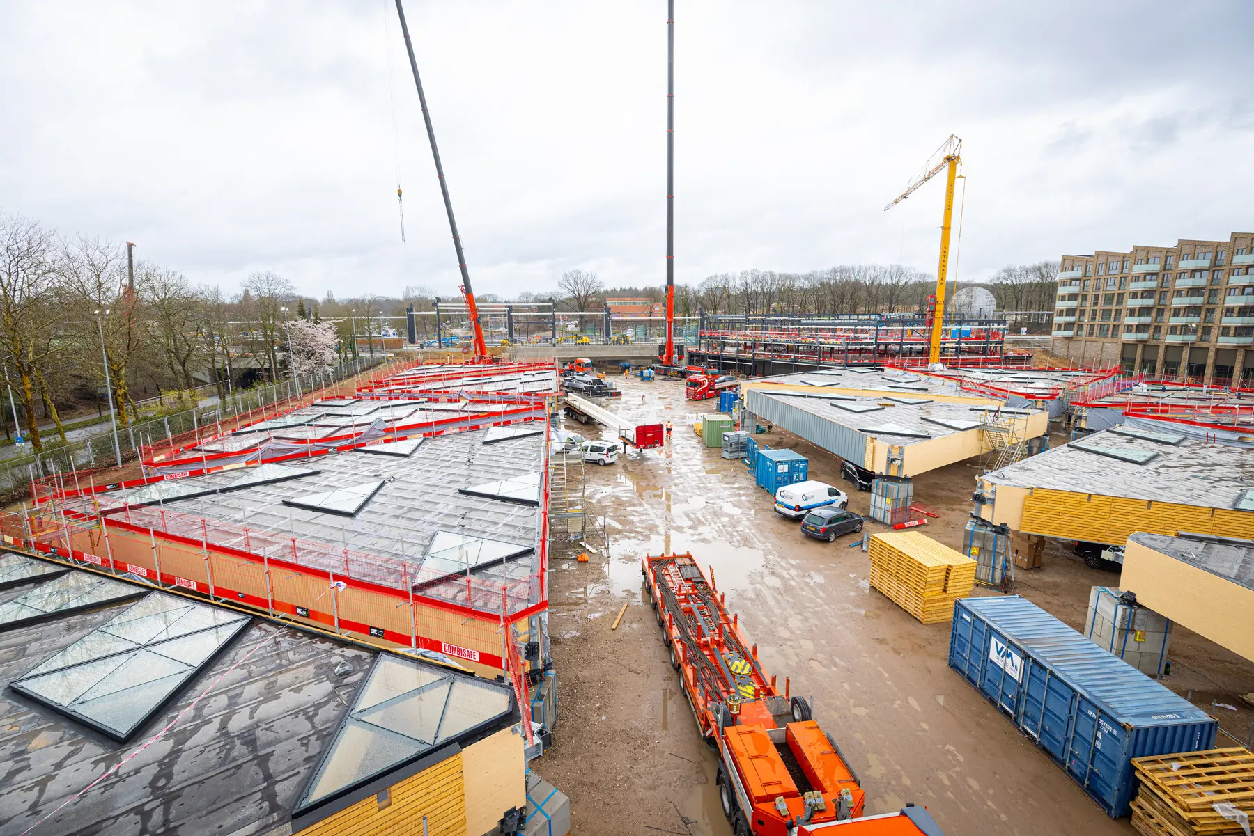 Op de bouwlocatie aan de Akulaan in Ede worden de 23 driehoeken inclusief plafond, dakbedekking en verlichting voorgebouwd. Elke driehoek bestaat uit drie houten liggers van 27 meter lengte en weegt ruim 65 ton.