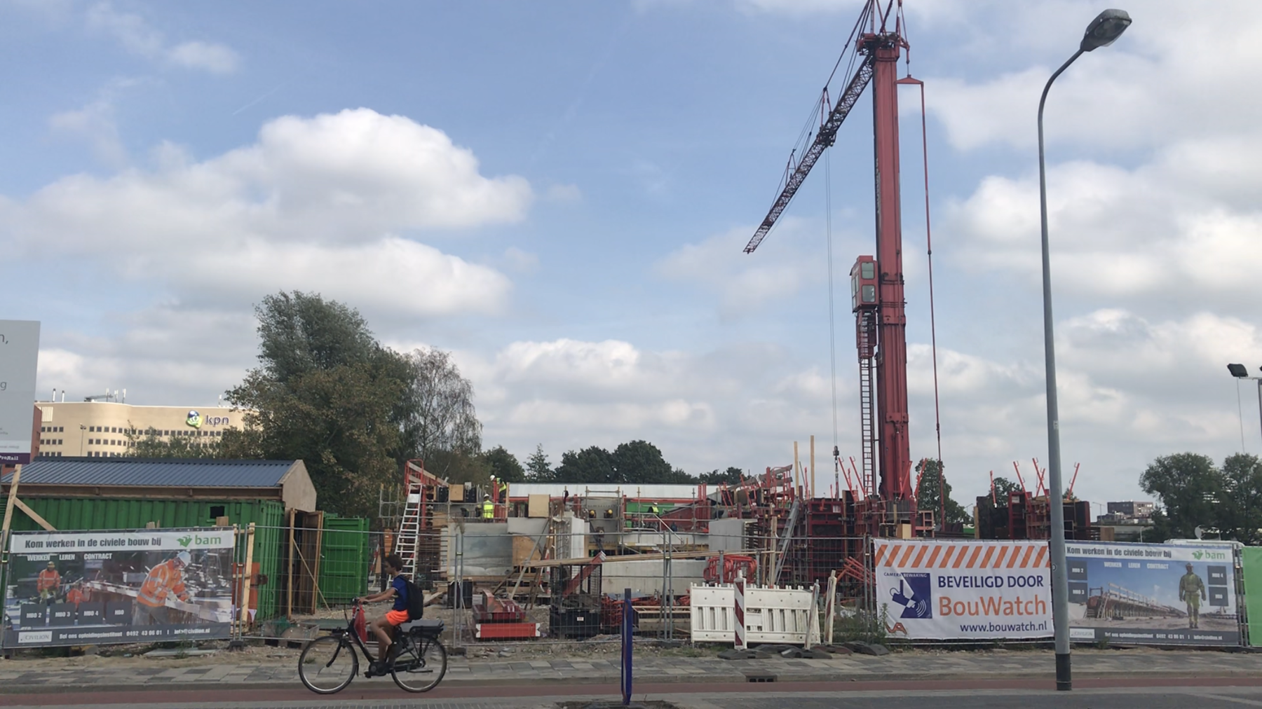 Bij de Paterswoldseweg in Groningen zijn voorbereidingen voor de bouw van de onderdoorgang in volle gang.