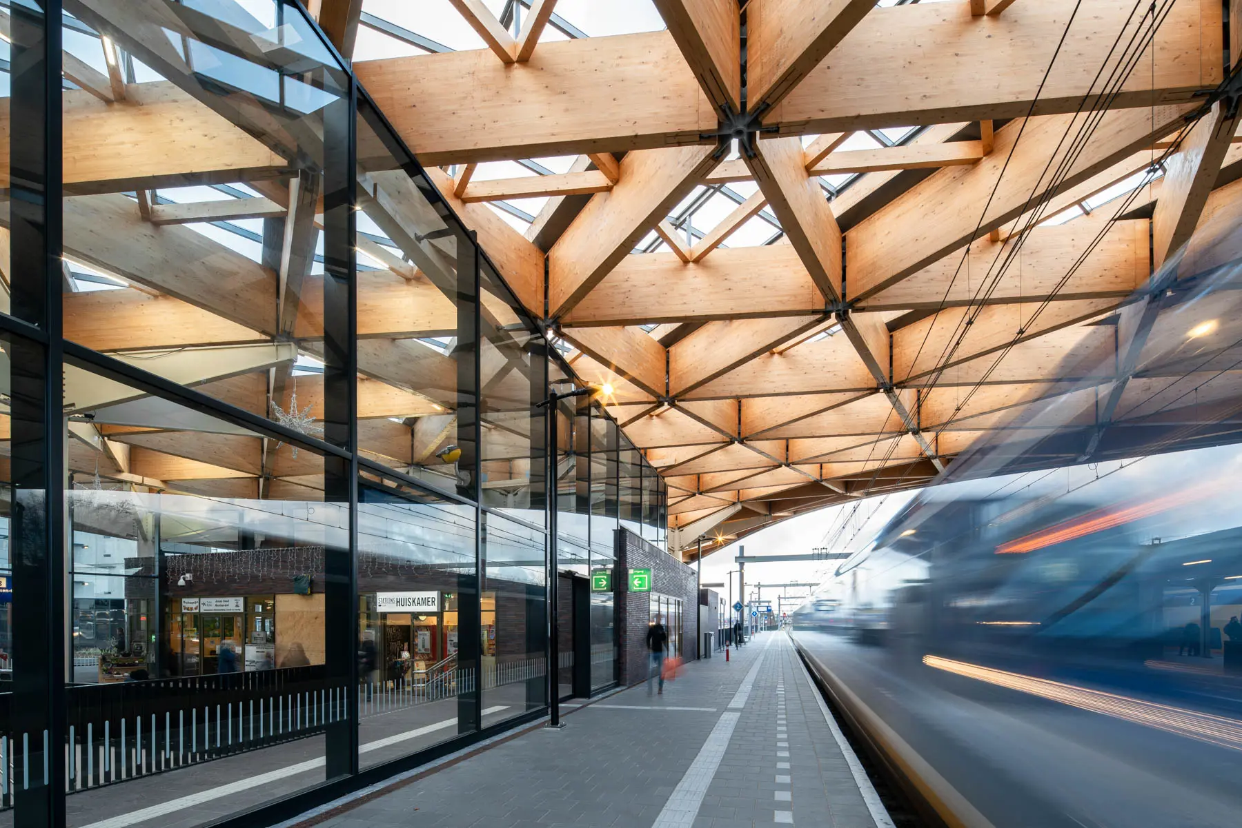 'Je reist graag van en naar dit vernieuwde station Assen'