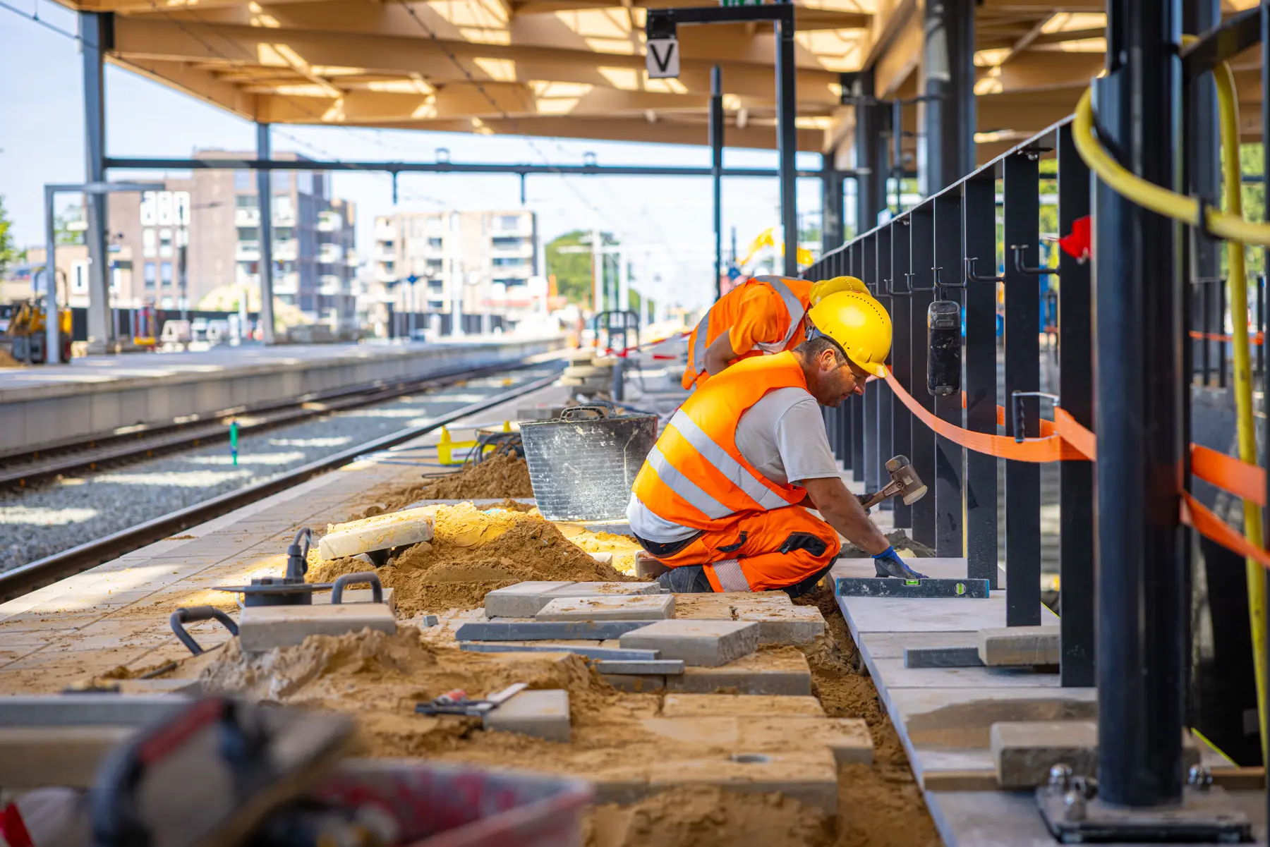 Het bestraten van de tunnel 