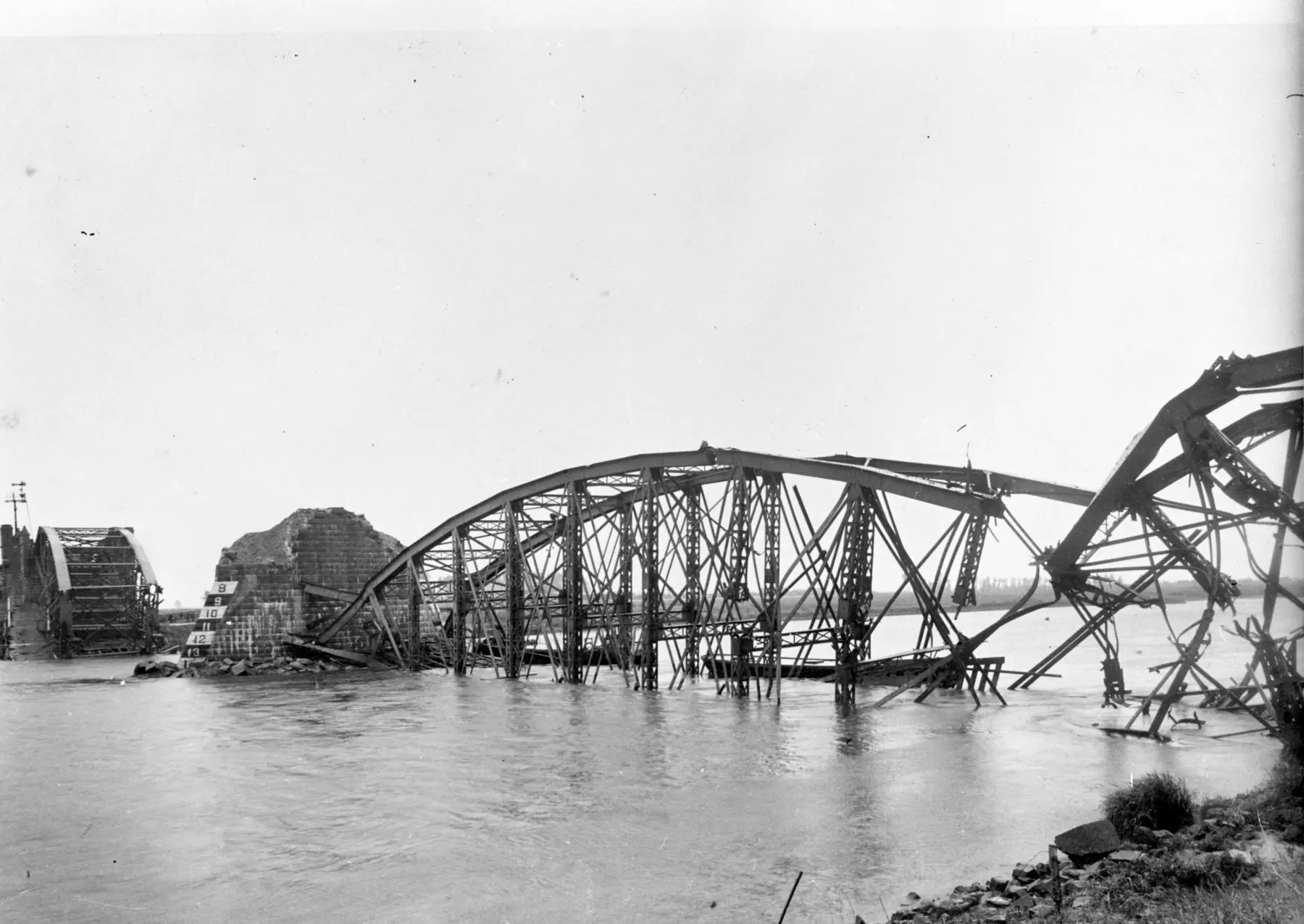 De vernielde spoorbrug in Rhenen