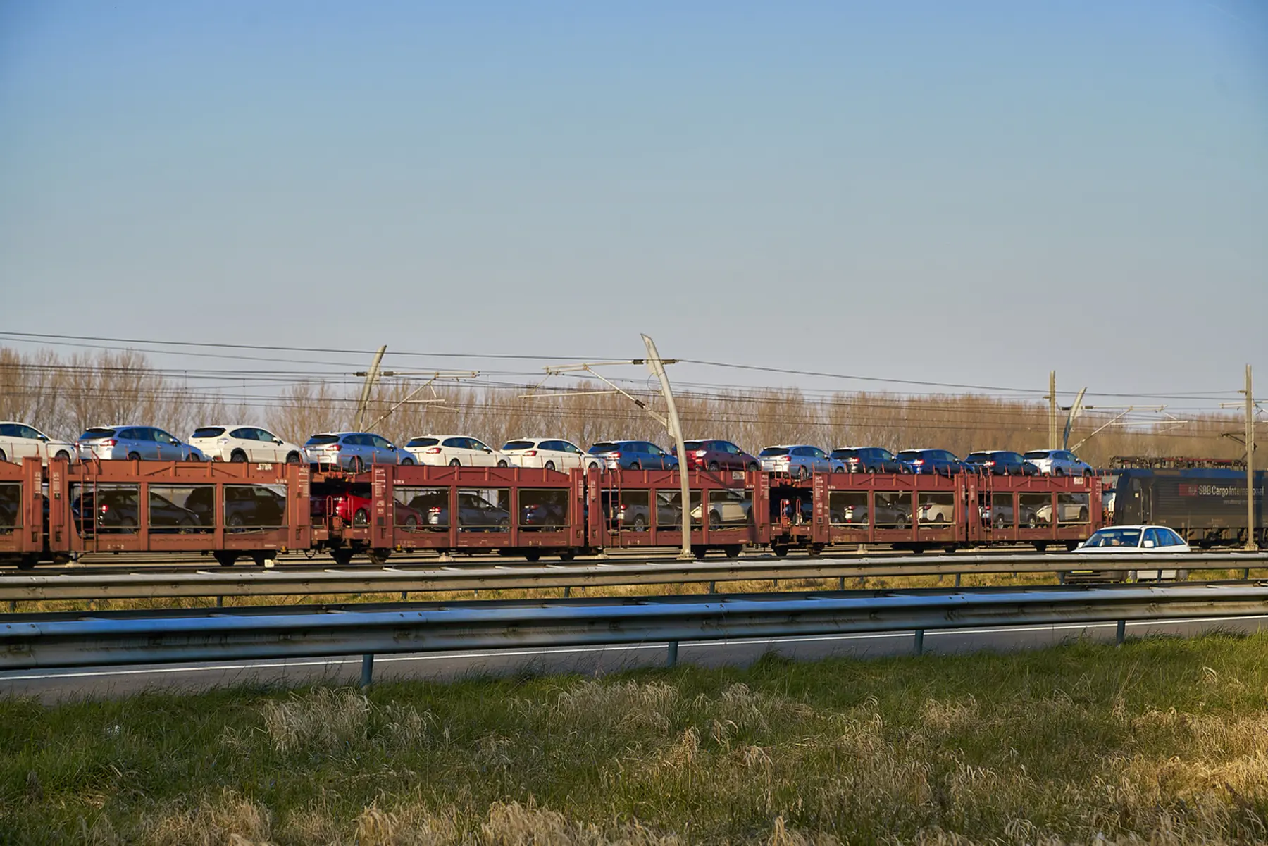 Een goederentrein die over de Betuweroute rijdt