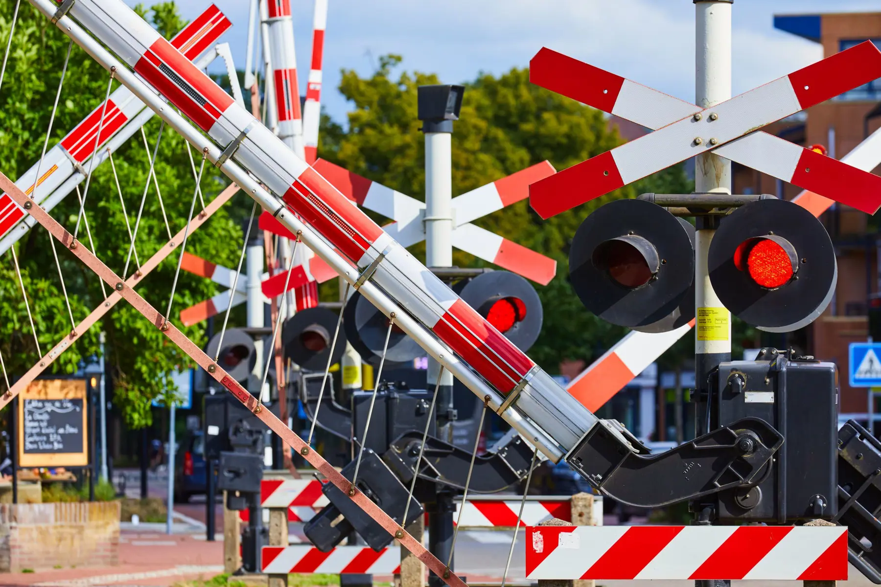 Overweg met dubbele automatische halve overwegbomen bij Den Dolder