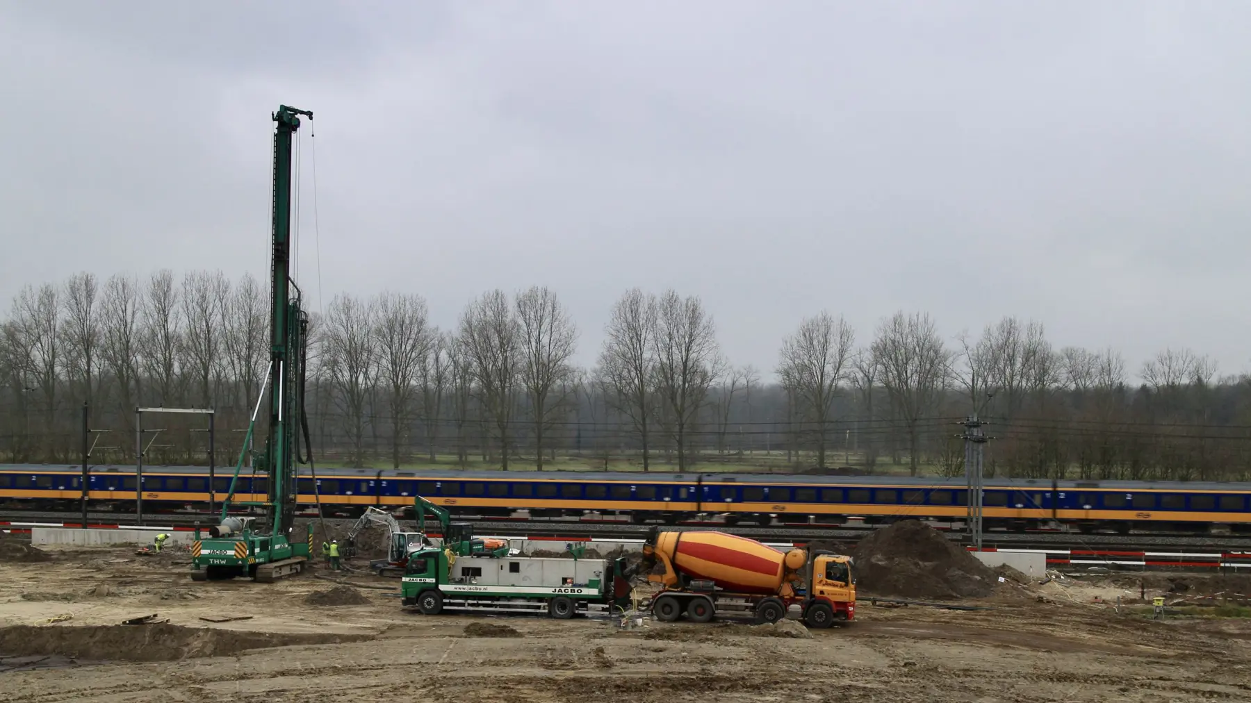 Werkzaamheden op het bouwterrein van natuurbrug de Mortelen