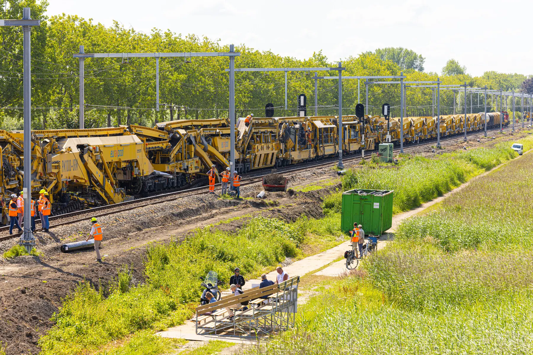 Deze kilometer lange PM1000-URM graaft de oude ondergrond uit, legt het nieuwe fundament aan en bouwt het spoor weer op