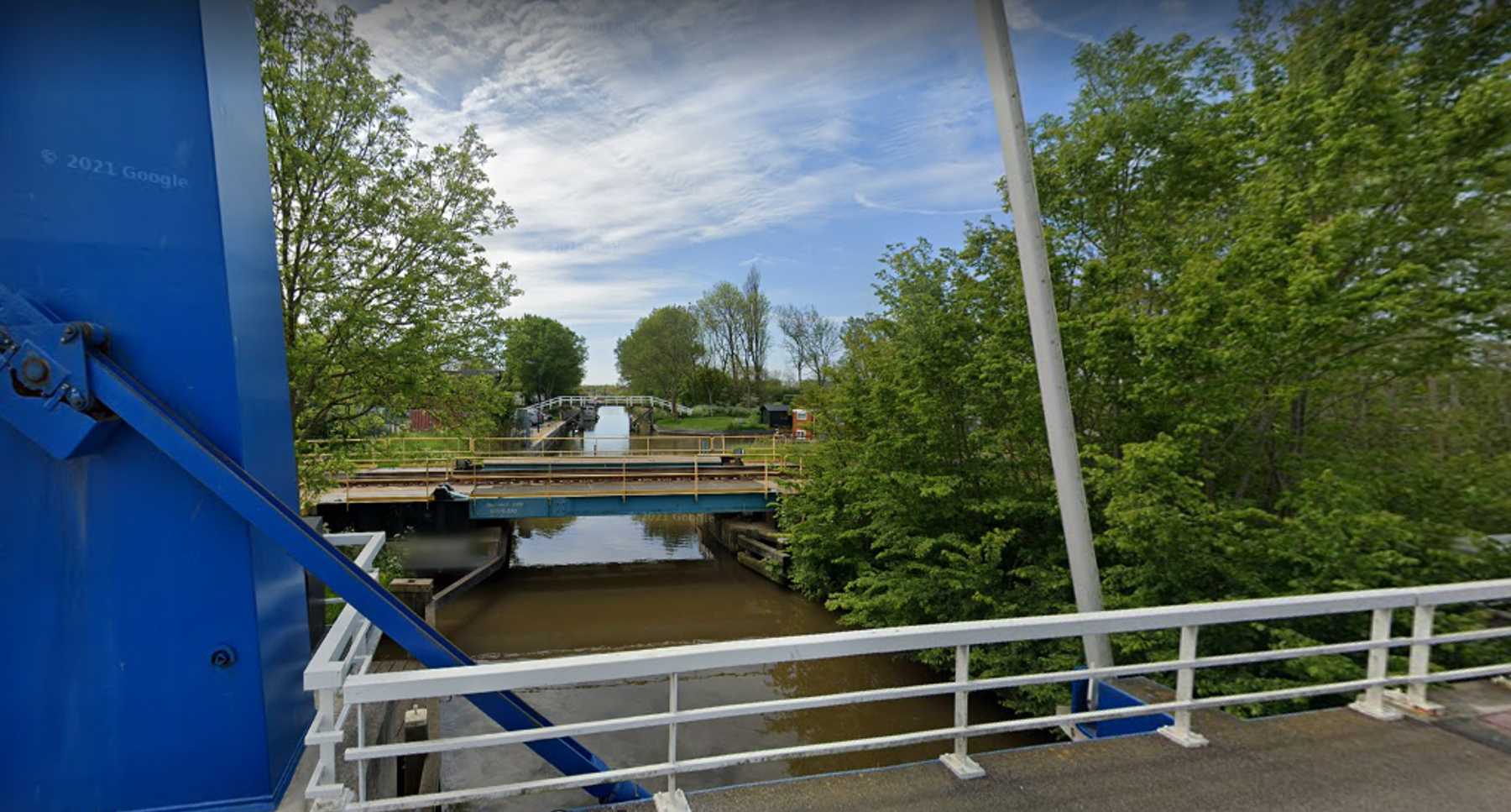 De spoorbrug gefotografeerd vanaf de Trambrug