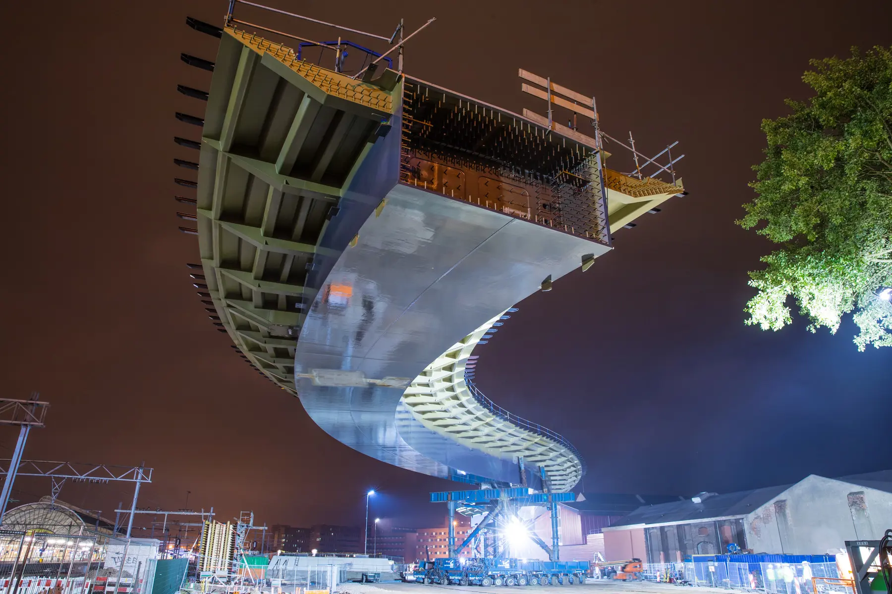 De busbrug heeft een mooie S-vorm