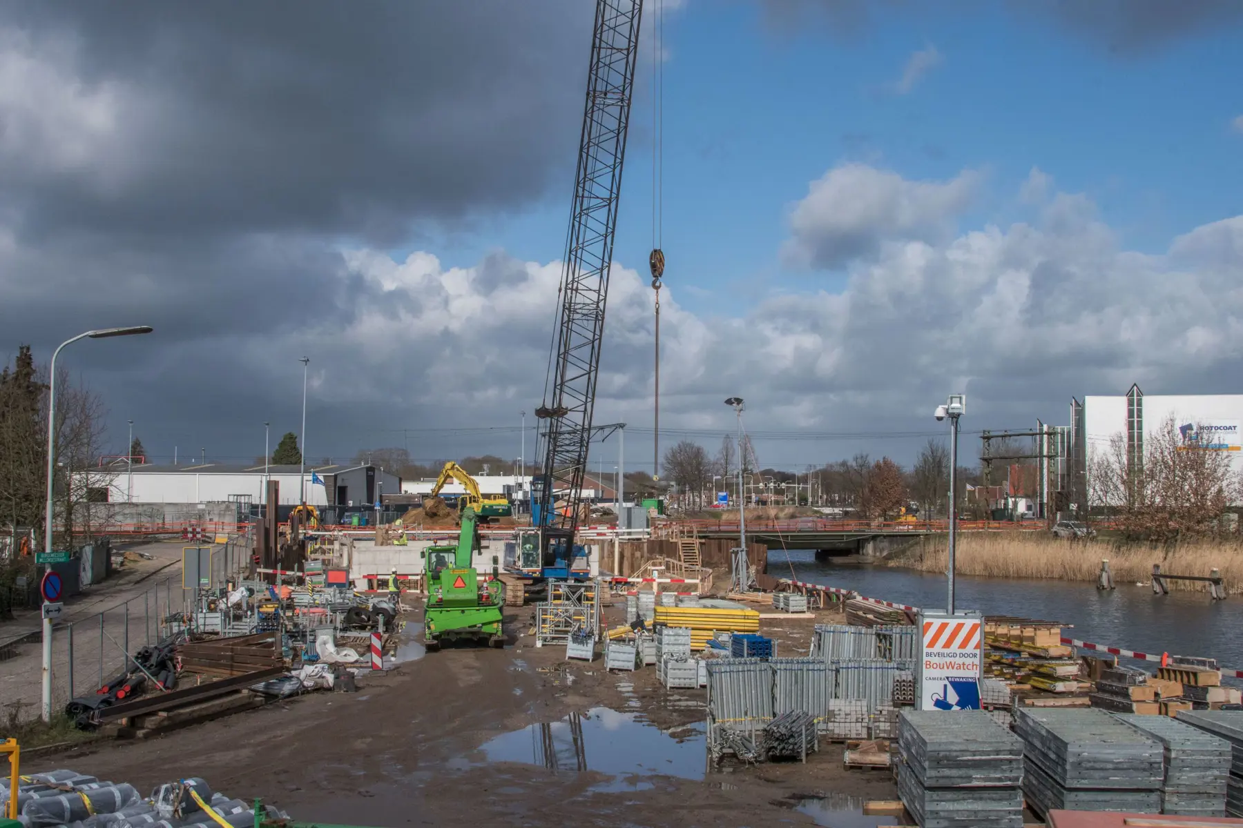 De bouwplaats bij de Kanaalweg in Dieren