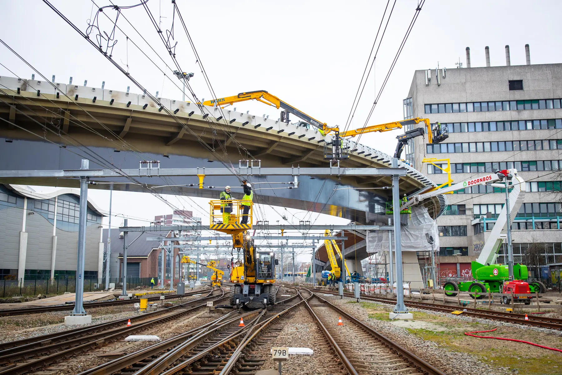 De bovenleiding onder de busbrug is nu klaar.