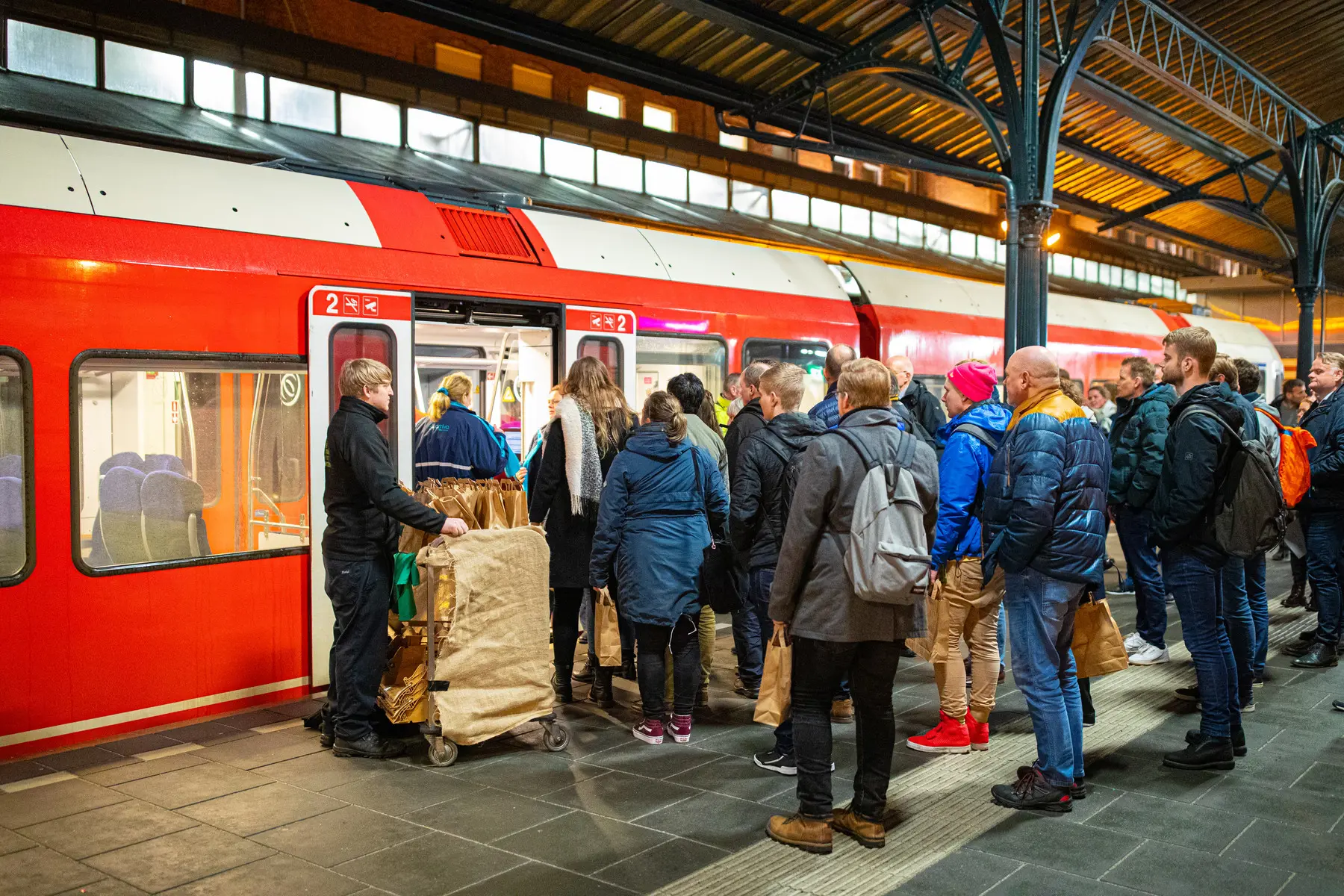 Reizigers stappen in de ATO trein