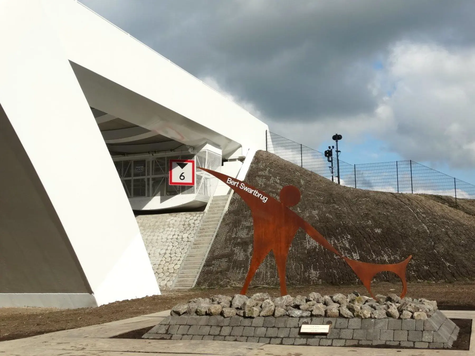 Het standbeeld staat ten westen van de spoorbrug over het Van Starkenborghkanaal aan de kant van Zuidhorn.