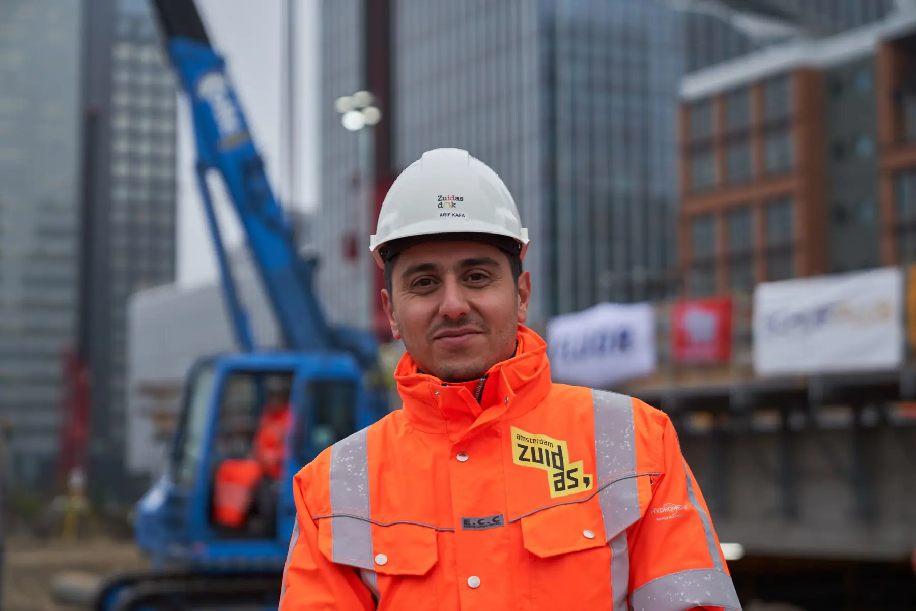 Bouwmanager Arif Kafa bij station Amsterdam Zuid