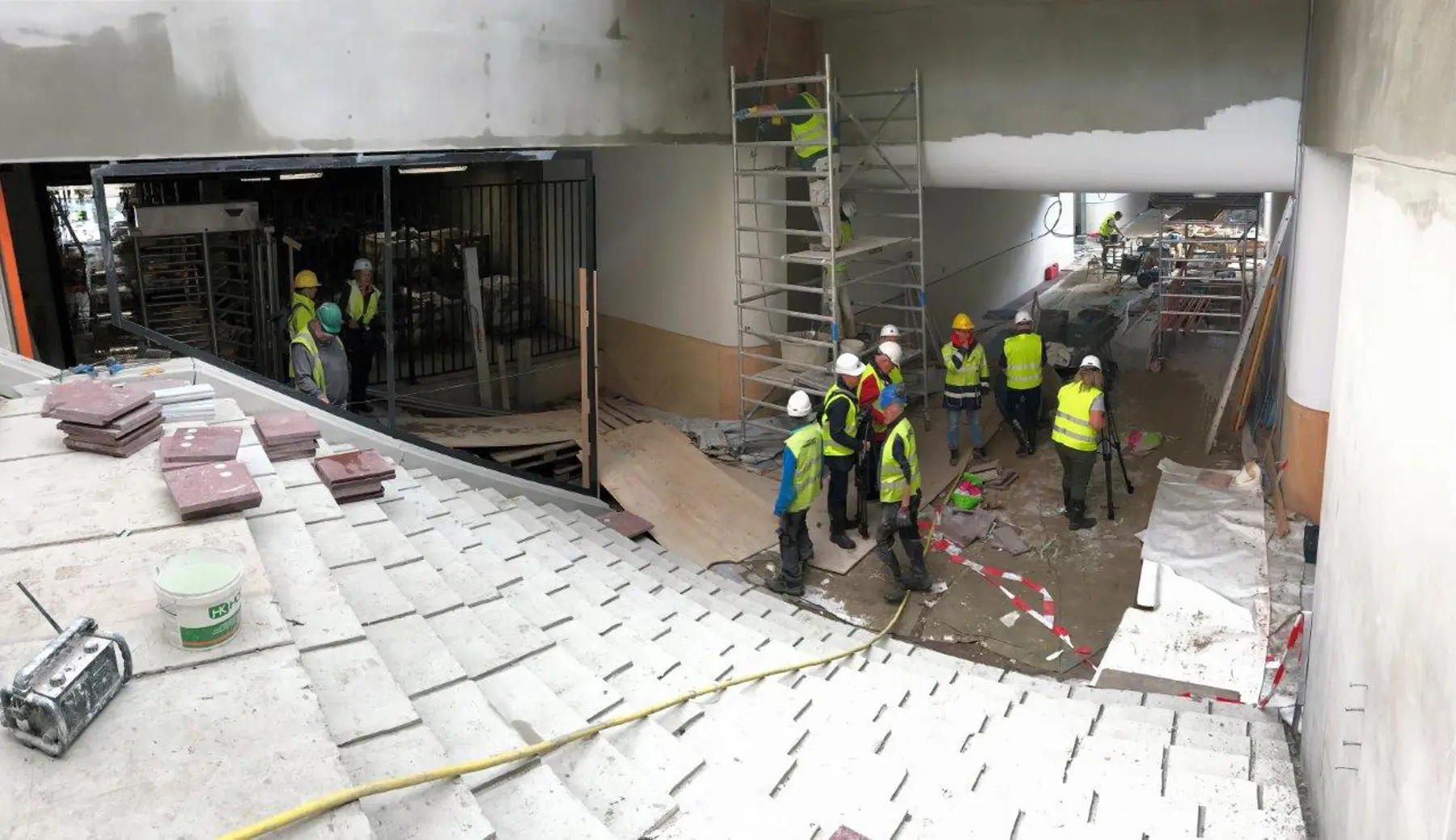 Blik in de nieuwe reizigerstunnel-in-afbouw van station Assen.