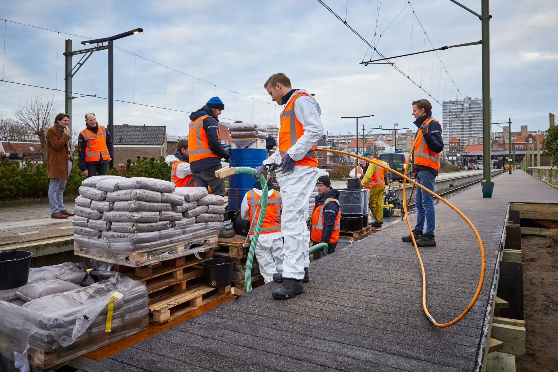 Na de bouw van de twee zijperrons zal er een extra brede trappenpartij worden aangelegd