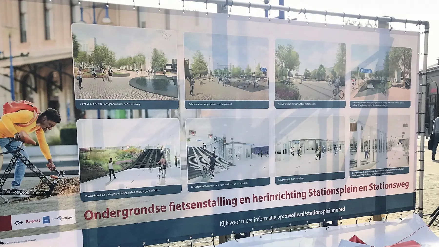 Het bouwdoek voor het station Zwolle laat het nieuwe ontwerp van de fietsenstalling het nieuwe stationsplein zien.