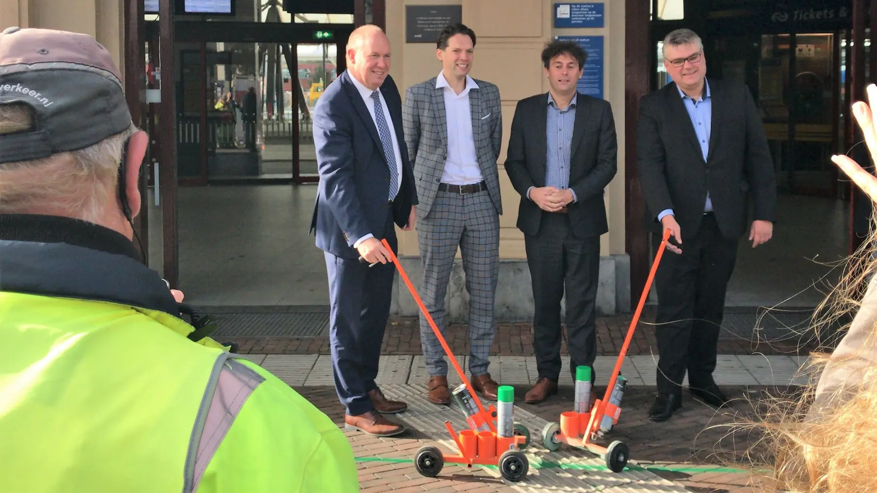 Symbolisch: bestuurders trokken verflijnen op het plein, als markeringen voor waar de fietsenkelder in de grond komt te liggen.