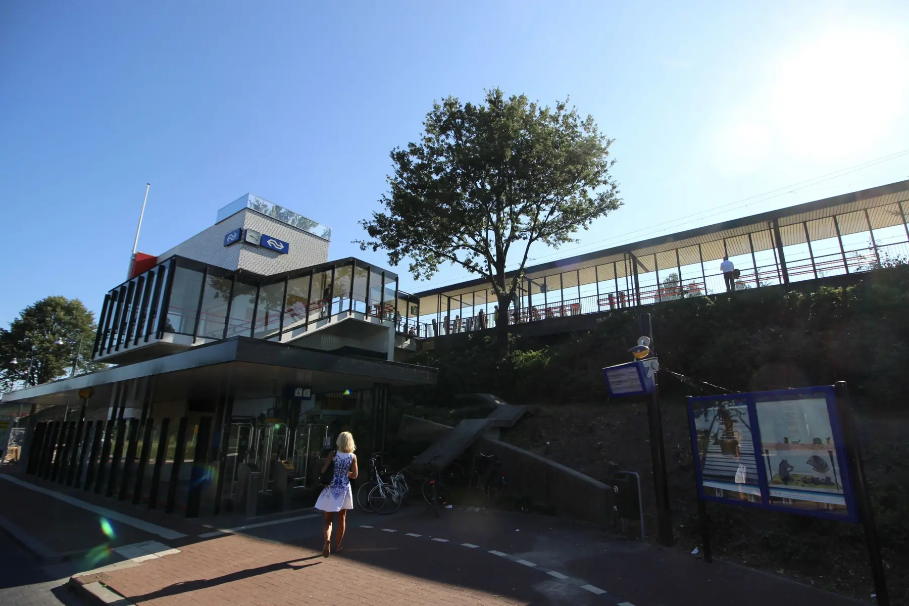 Station Zaltbommel ligt op een spoordijk