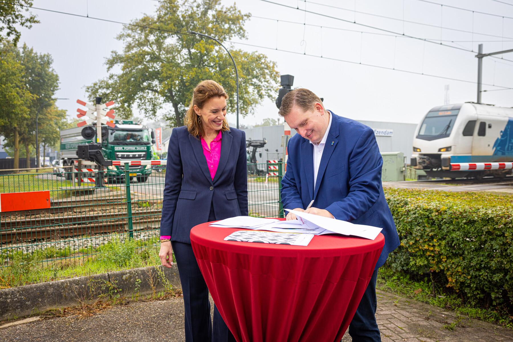 ProRail En Gemeente Borne Zetten Handtekening Voor Twee Onderdoorgangen ...