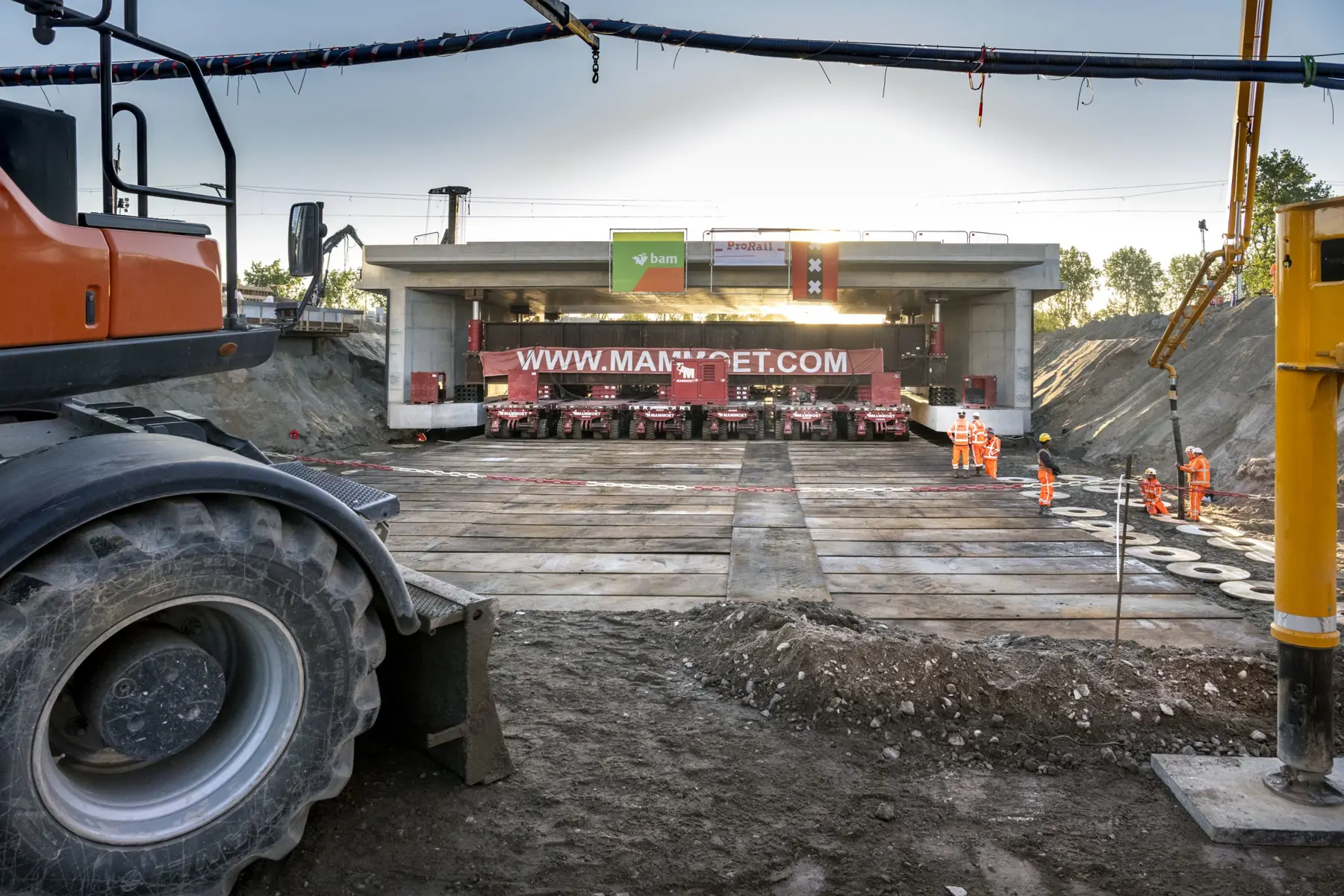 Bij de Amstelstroomlaan in Amsterdam zijn tunneldelen ingeschoven