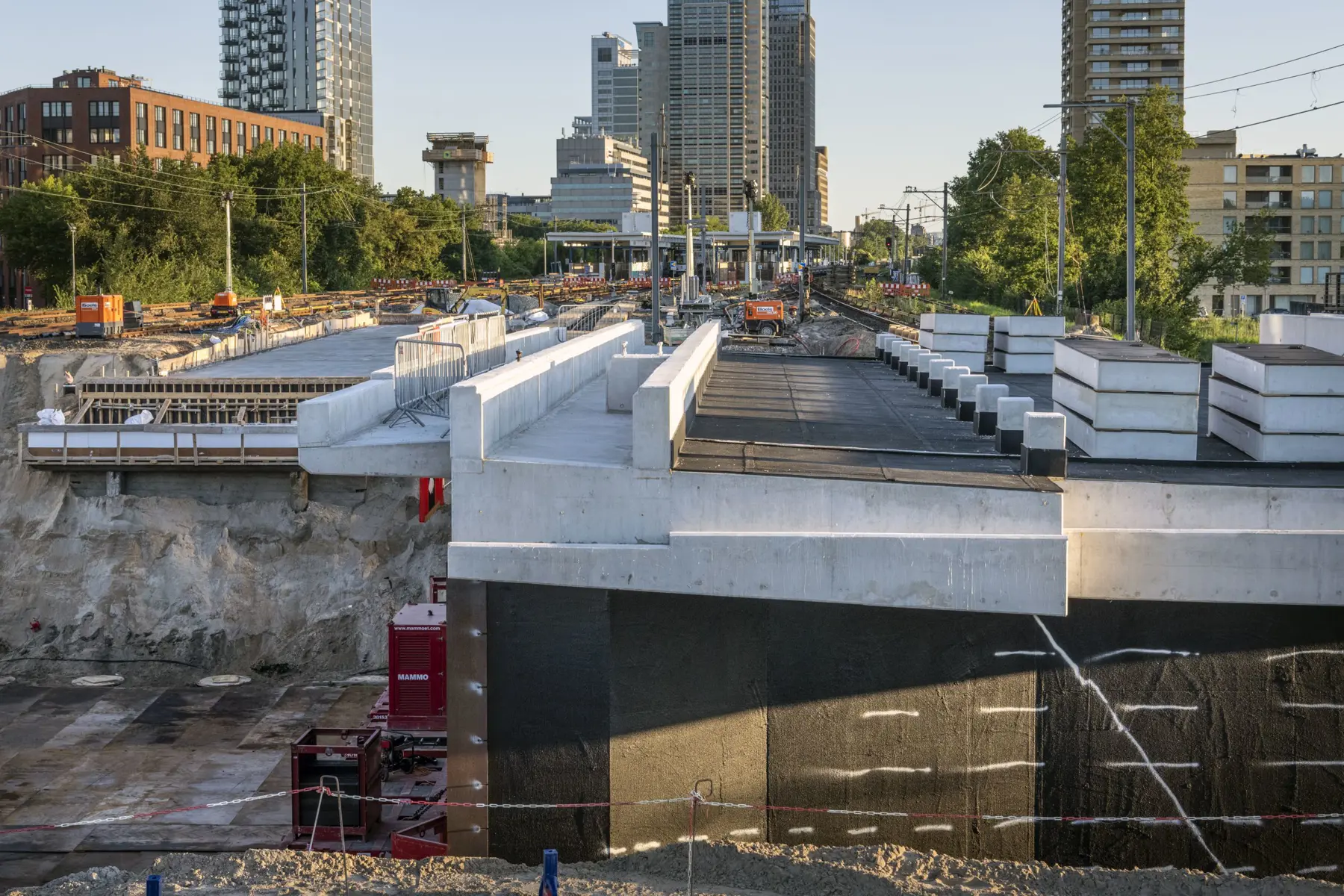 Bij de Amstelstroomlaan in Amsterdam zijn tunneldelen ingeschoven