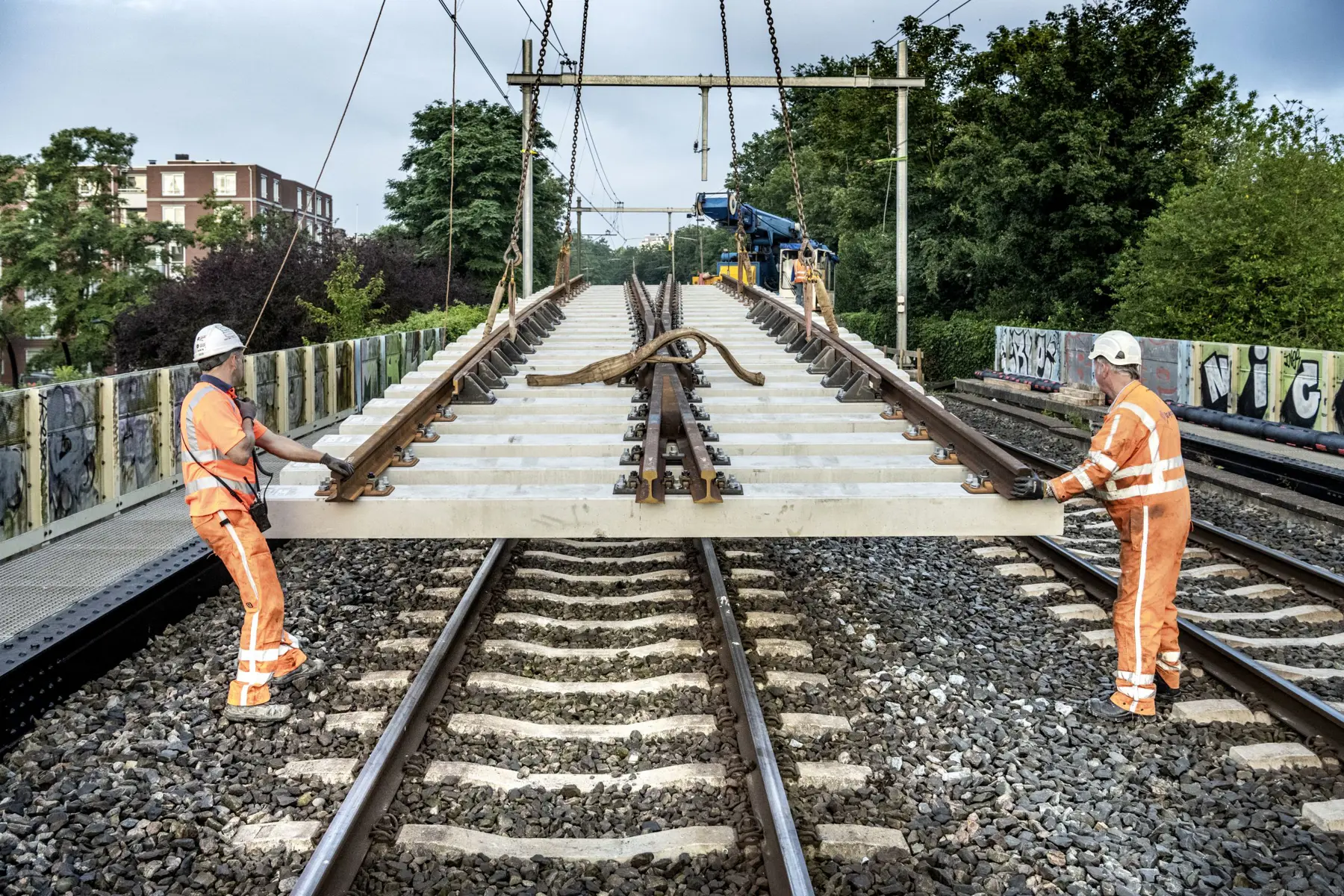 Bij station Muiderpoort zijn nieuwe wissels ingehesen