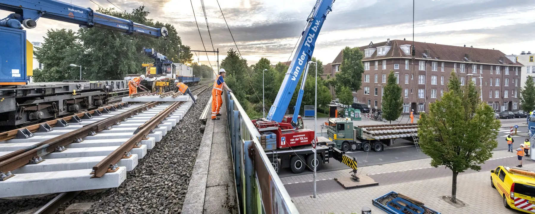 Bij station Muiderpoort zijn nieuwe wissels ingehesen