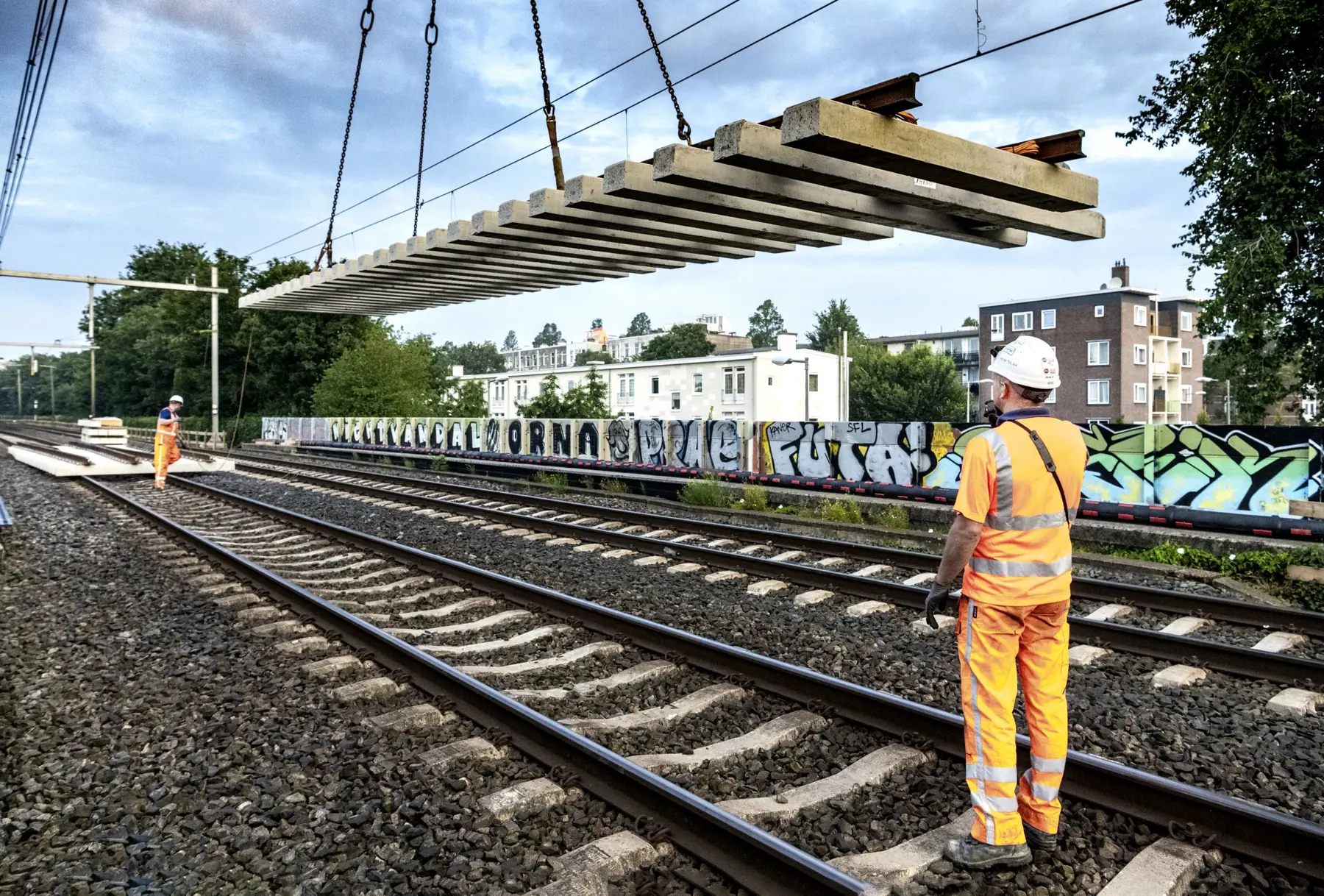 Bij station Muiderpoort zijn nieuwe wissels ingehesen