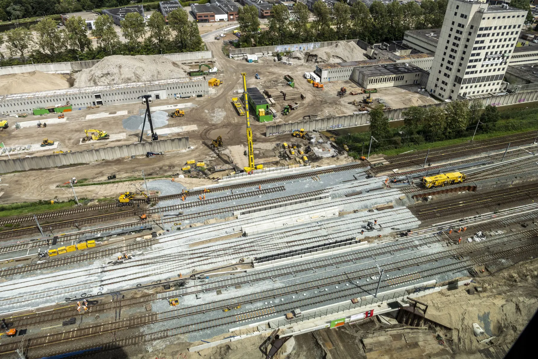 De tunnel bij de Amstelstroomlaan gaat onder twee treinsporen en zeven metrosporen door