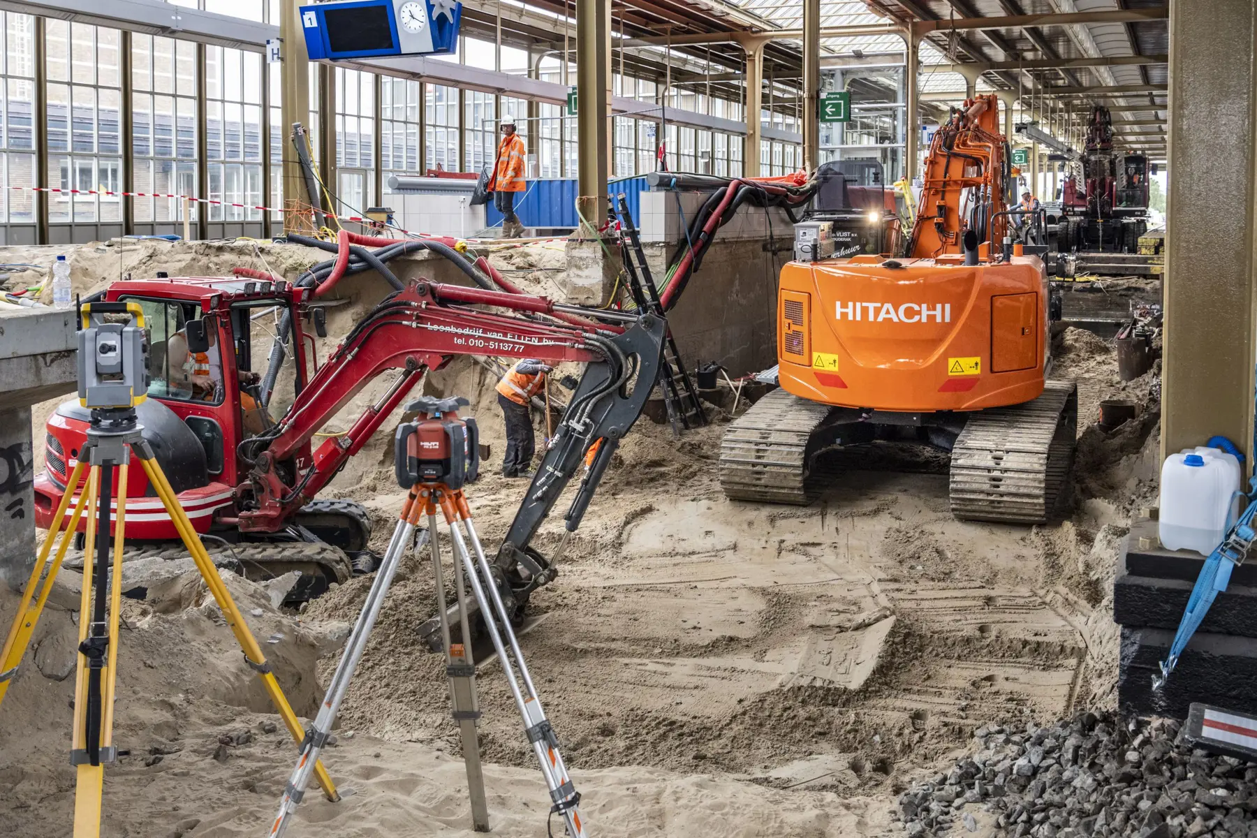 Op station Amsterdam Amstel wordt een nieuwe reizigerstrap gebouwd