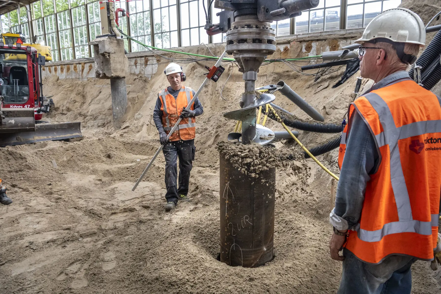 Op station Amsterdam Amstel wordt een nieuwe reizigerstrap gebouwd