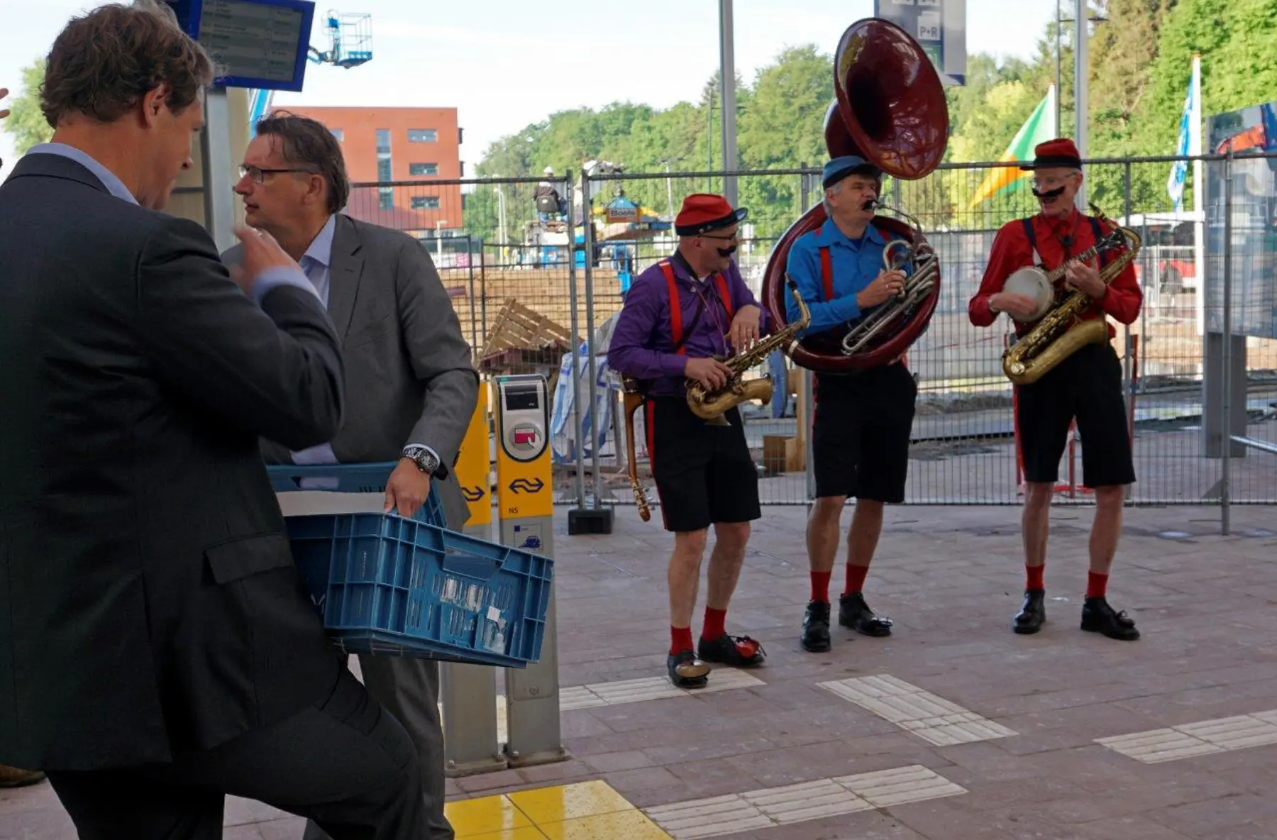 Sfeerbeeld van opening looproute op nieuwe station Assen