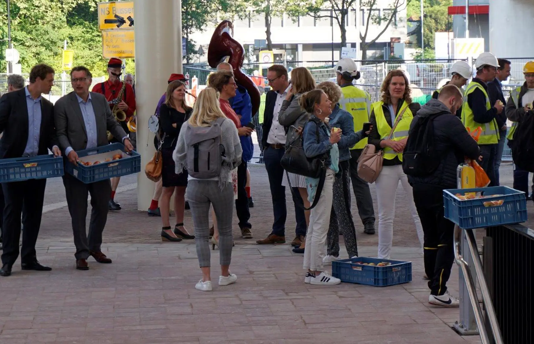 Sfeerbeeld van opening looproute op nieuwe station Assen