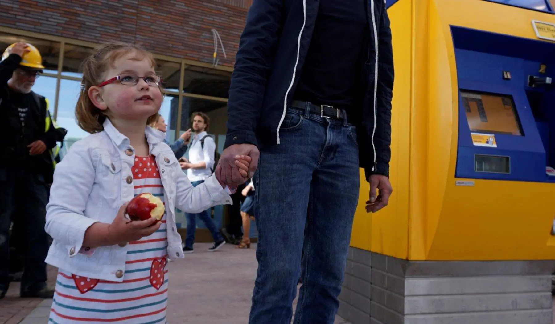 Sfeerbeeld van opening looproute op nieuwe station Assen