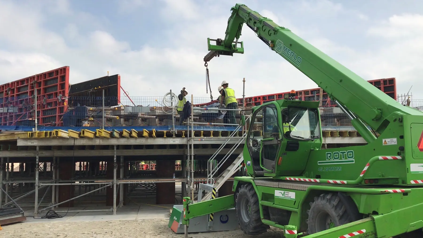 Bij de Fanerweg bij Zuidhorn bereiden we de vernieuwing van de spoorbrug voor. 