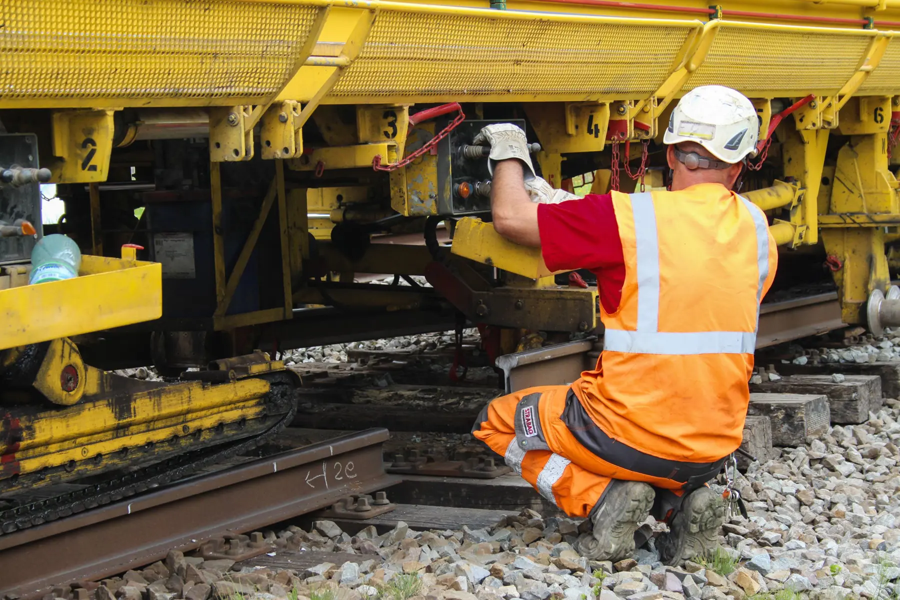 Medewerkers van Strukton vernieuwen het spoor in Limburg