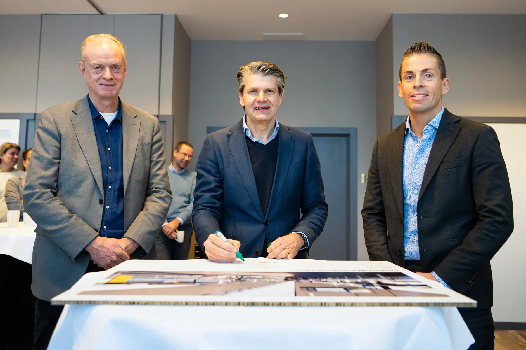 Arjan Bieshaar (projectdirecteur MKS), Henk Post (directeur BAM Infra Regionaal) en Harro Homan (regiodirecteur ProRail) na de ondertekening van het contract