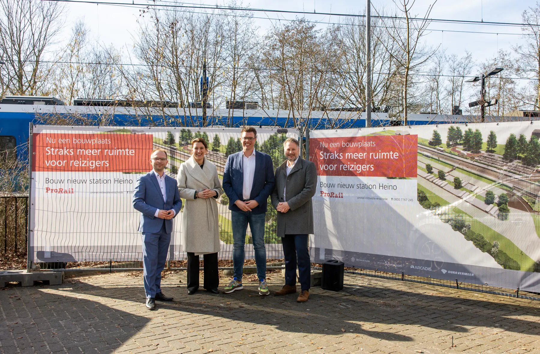 V.l.n.r.: Alexander Kreule (wethouder gemeente Raalte), Danou Veenhof (ProRail-regiodirecteur), André van der Vegt (Dura Vermeer-regiodirecteur) en Martijn Dadema (geduputeerde provincie Overijssel)